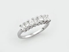 14KT Weißgold Smaragdschliff-Diamantring Sieben-Stein-Band