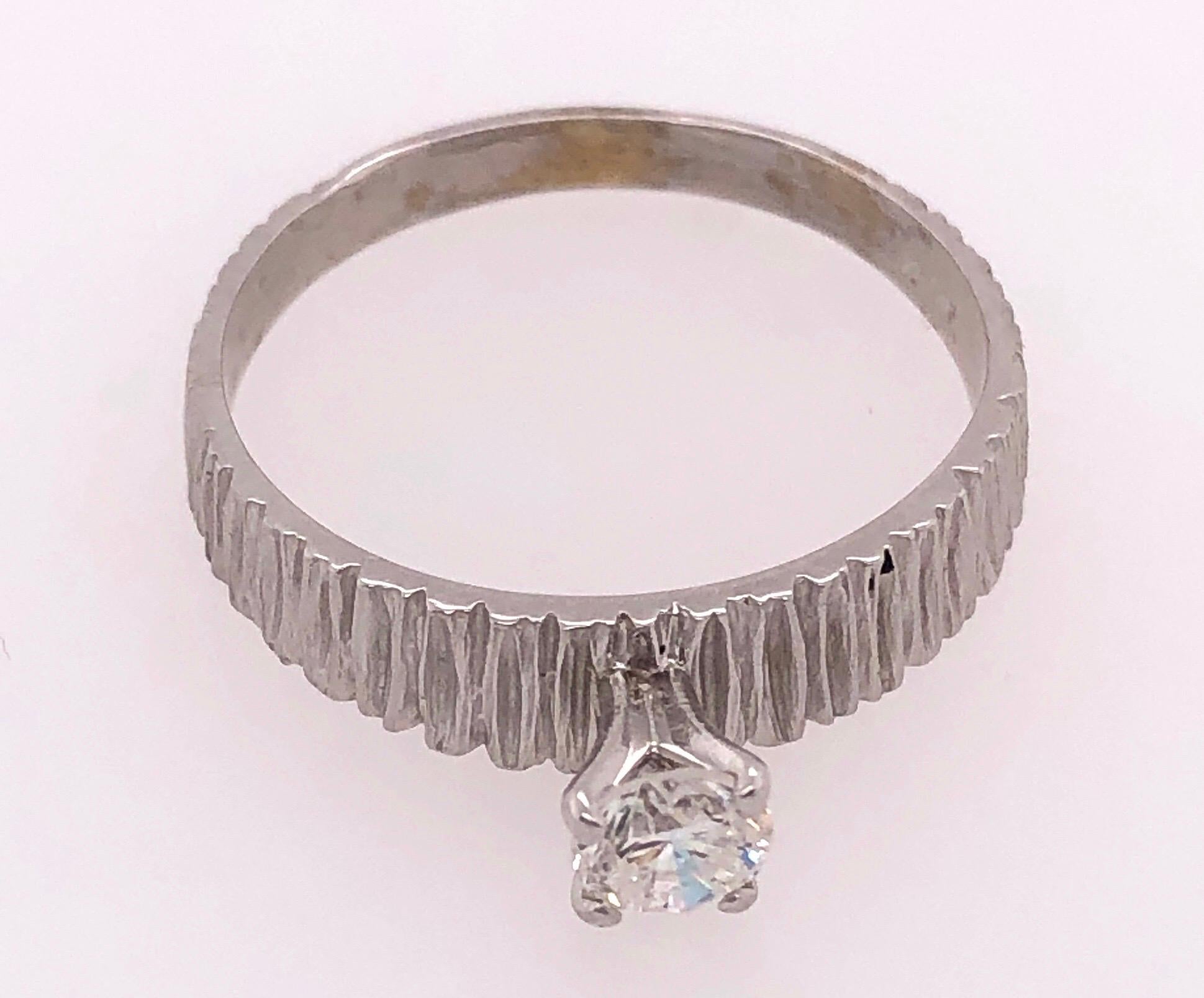 bague de fiançailles en or blanc 14Kt Poids total des diamants : 0,50.
Taille 6.75 avec un poids total de 2.24 grammes.