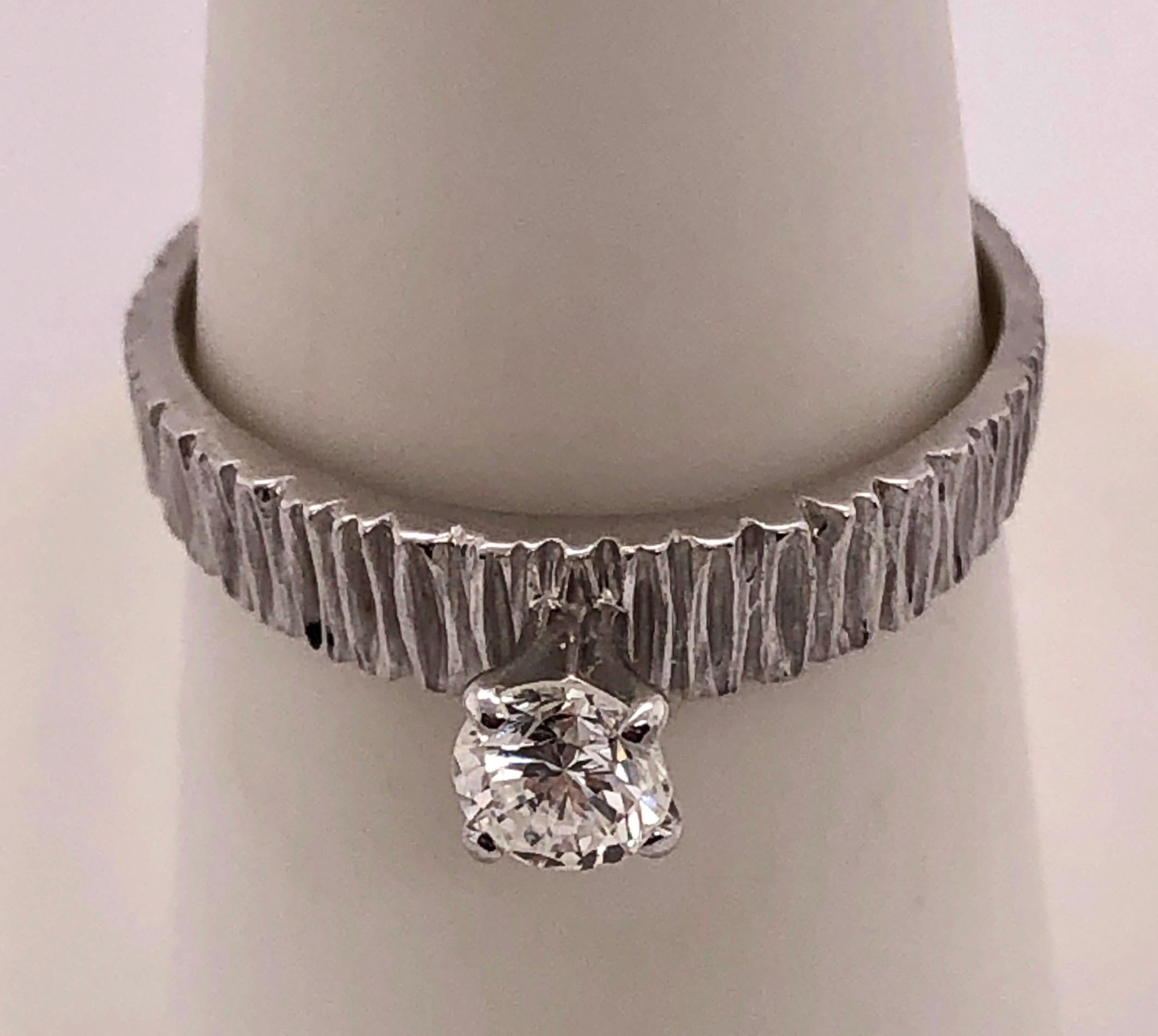 Bague de fiançailles en or blanc 14 carats d'un poids total de 0,50 carat en vente 3