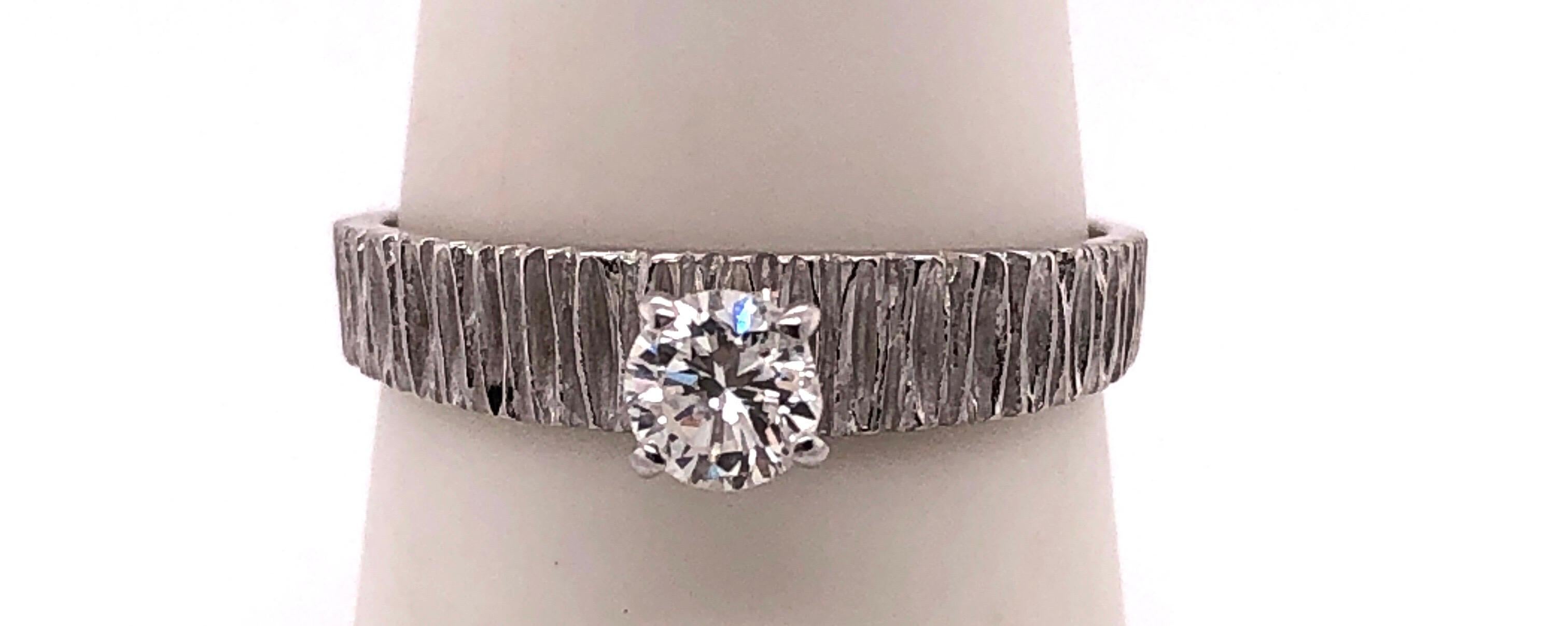 Bague de fiançailles en or blanc 14 carats d'un poids total de 0,50 carat en vente 4
