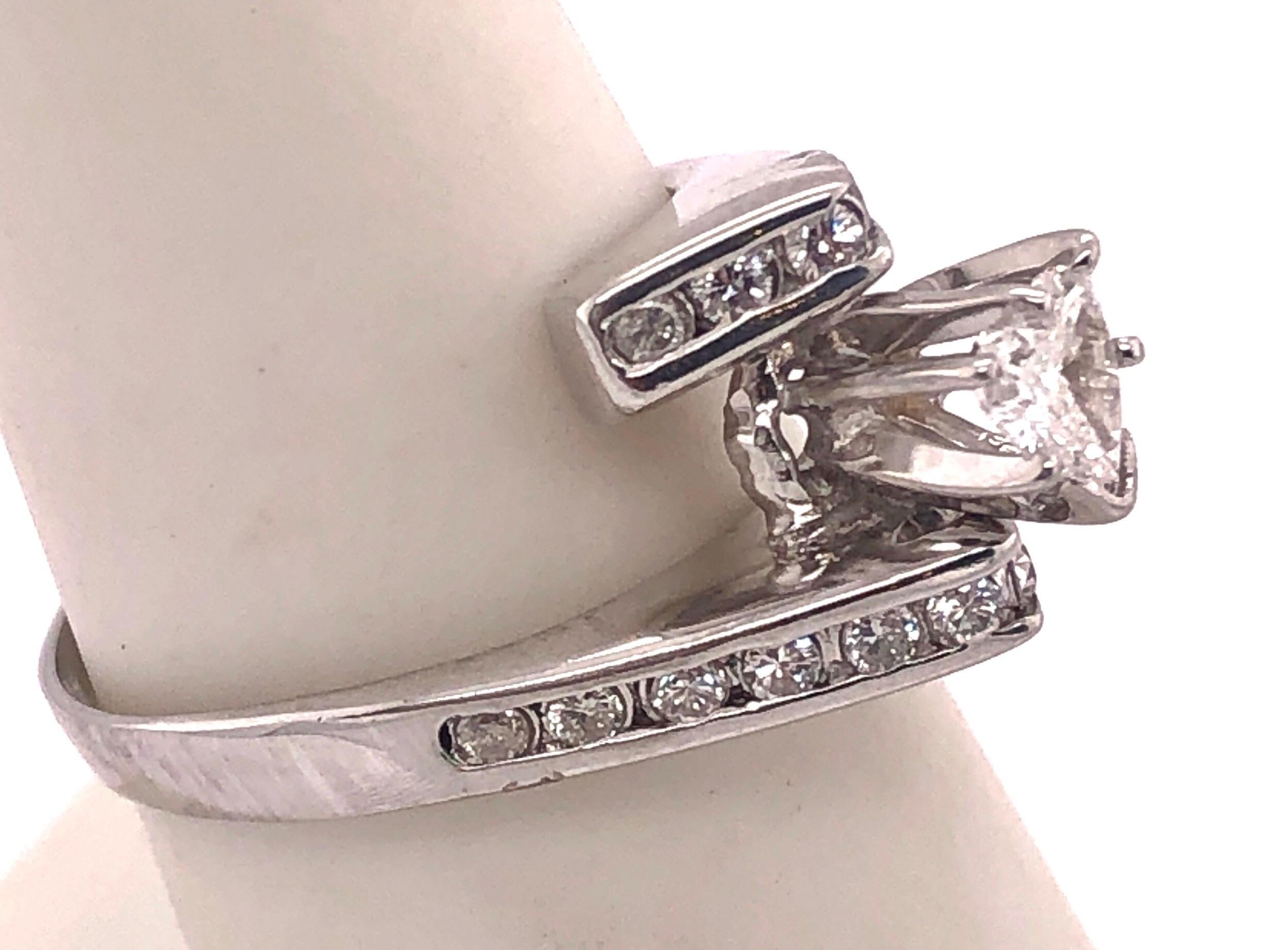 Taille brillant Bague de fiançailles / bague de mariage en or blanc 14 carats Poids total des diamants de 1 carat en vente