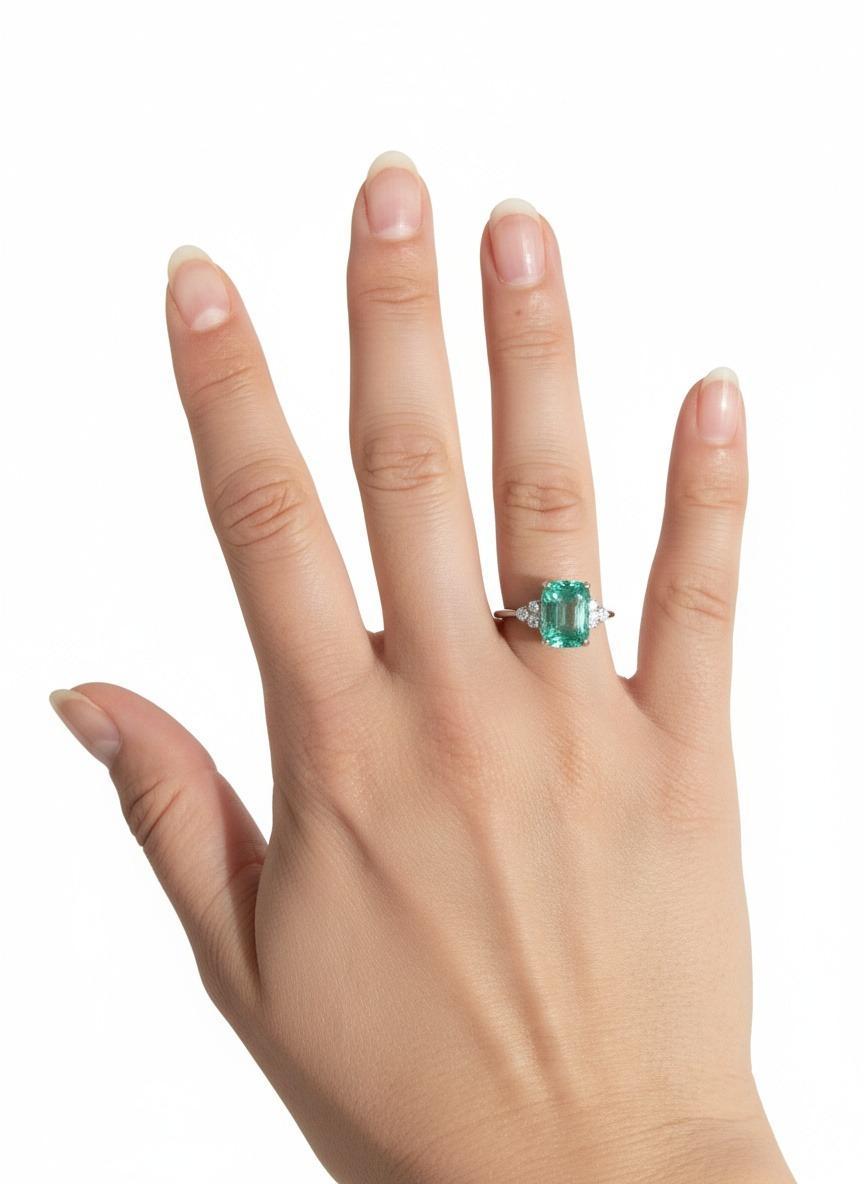 Dieser atemberaubende Verlobungsring zeigt die fesselnde Schönheit des natürlichen Smaragds. Er ist fachmännisch aus glänzendem 14-karätigem Weißgold gefertigt und in der Mitte mit einem prächtigen Smaragd im Smaragdschliff mit einem Gewicht von ca.