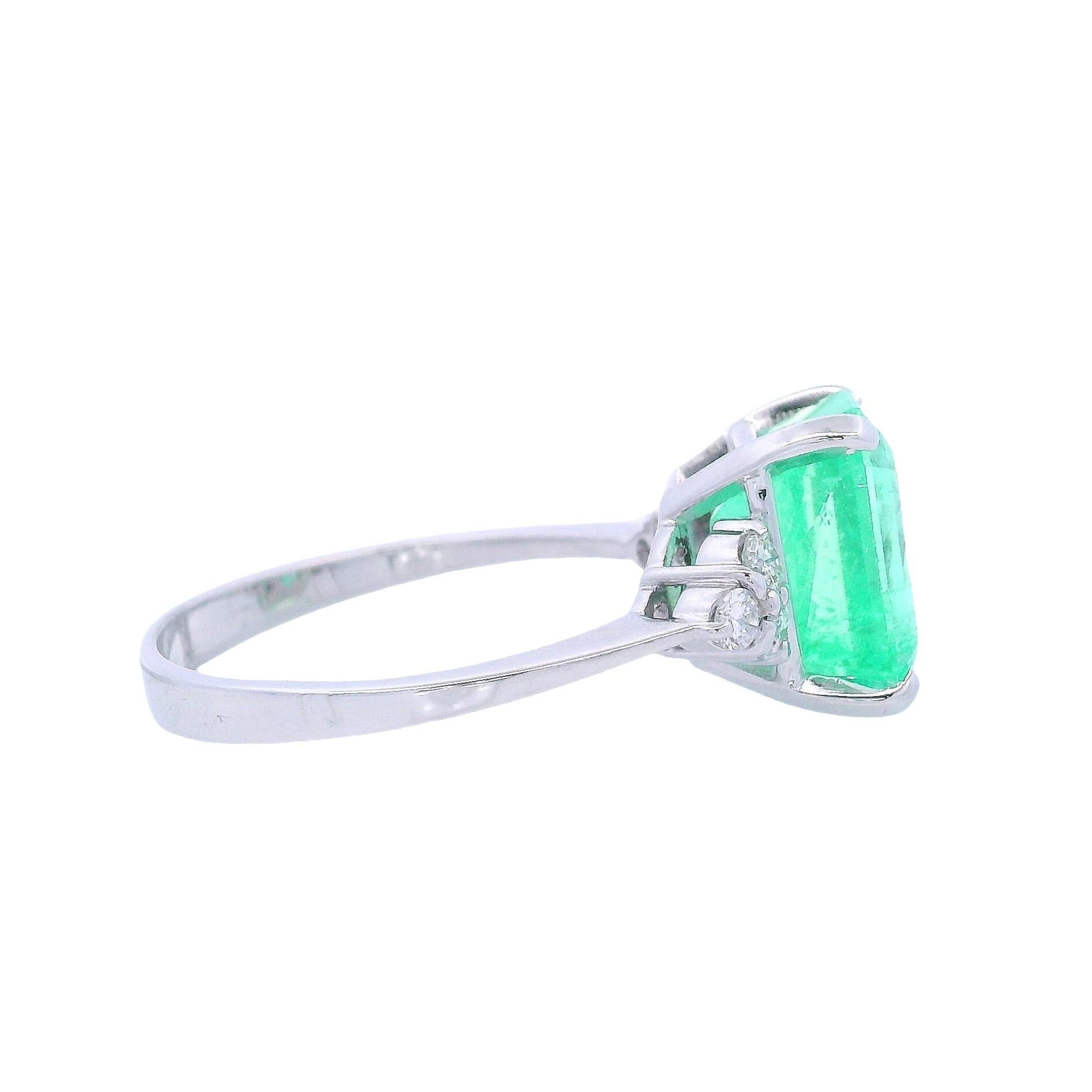 14kt Weißgold Verlobungsring mit 4,15 Karat Smaragd & Diamanten für Damen oder Herren im Angebot