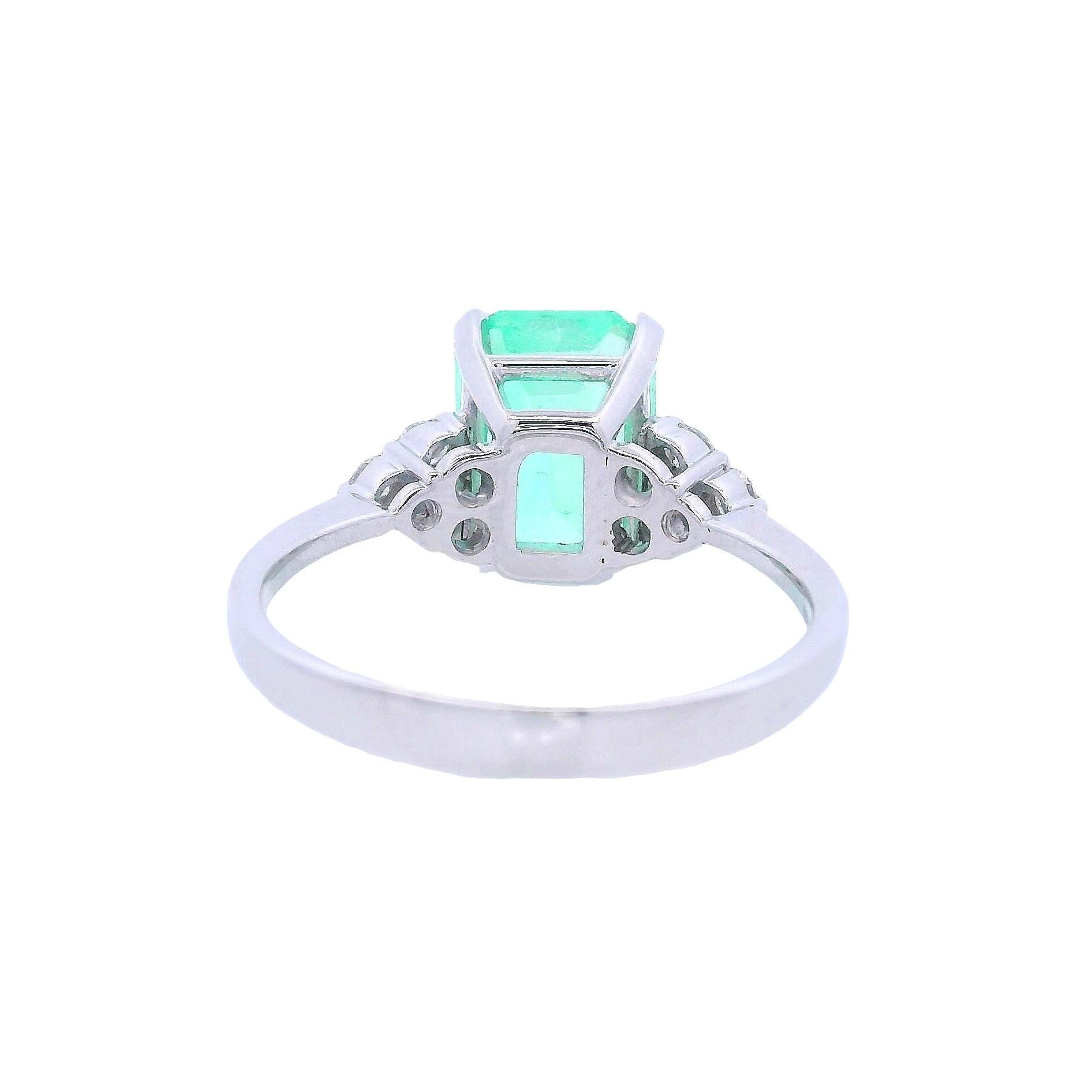 14kt Weißgold Verlobungsring mit 4,15 Karat Smaragd & Diamanten im Angebot 2