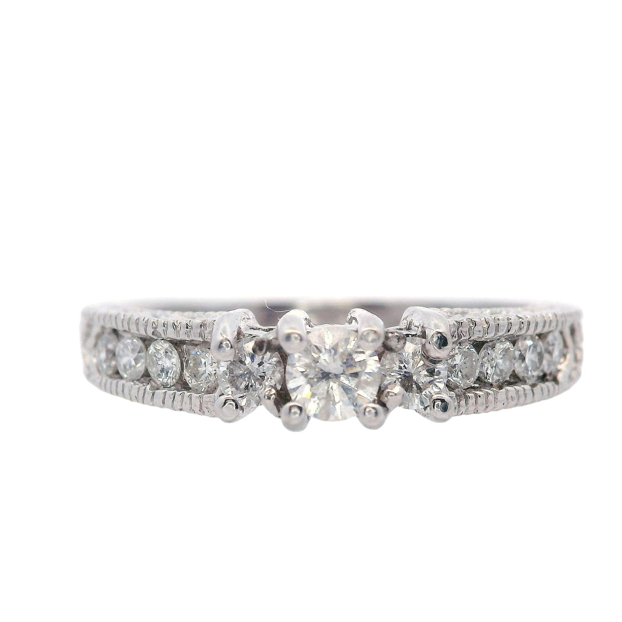 Round Cut 14kt white Gold Engagement Ring with Diamonds For Sale