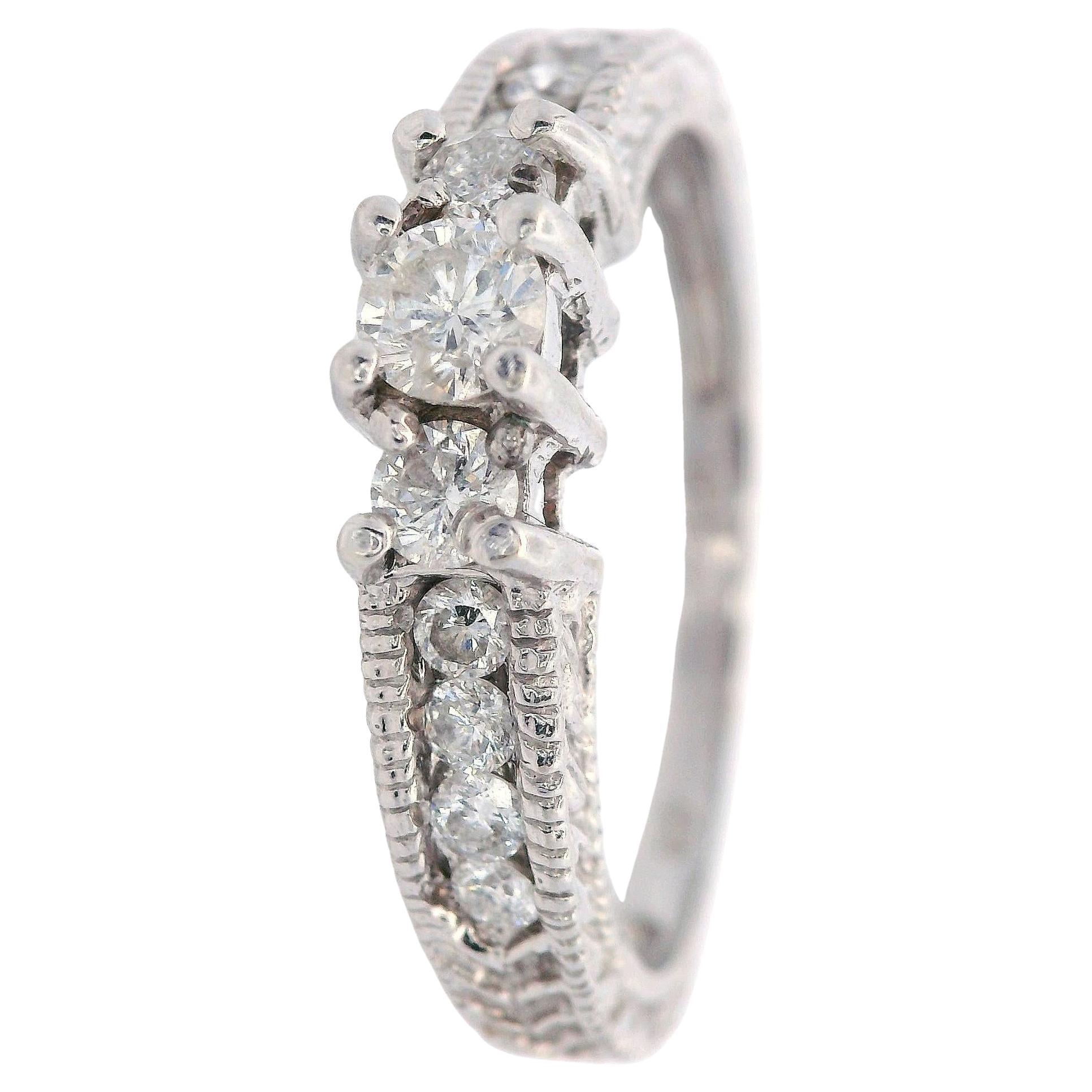 Verlobungsring aus 14 Karat Weißgold mit Diamanten