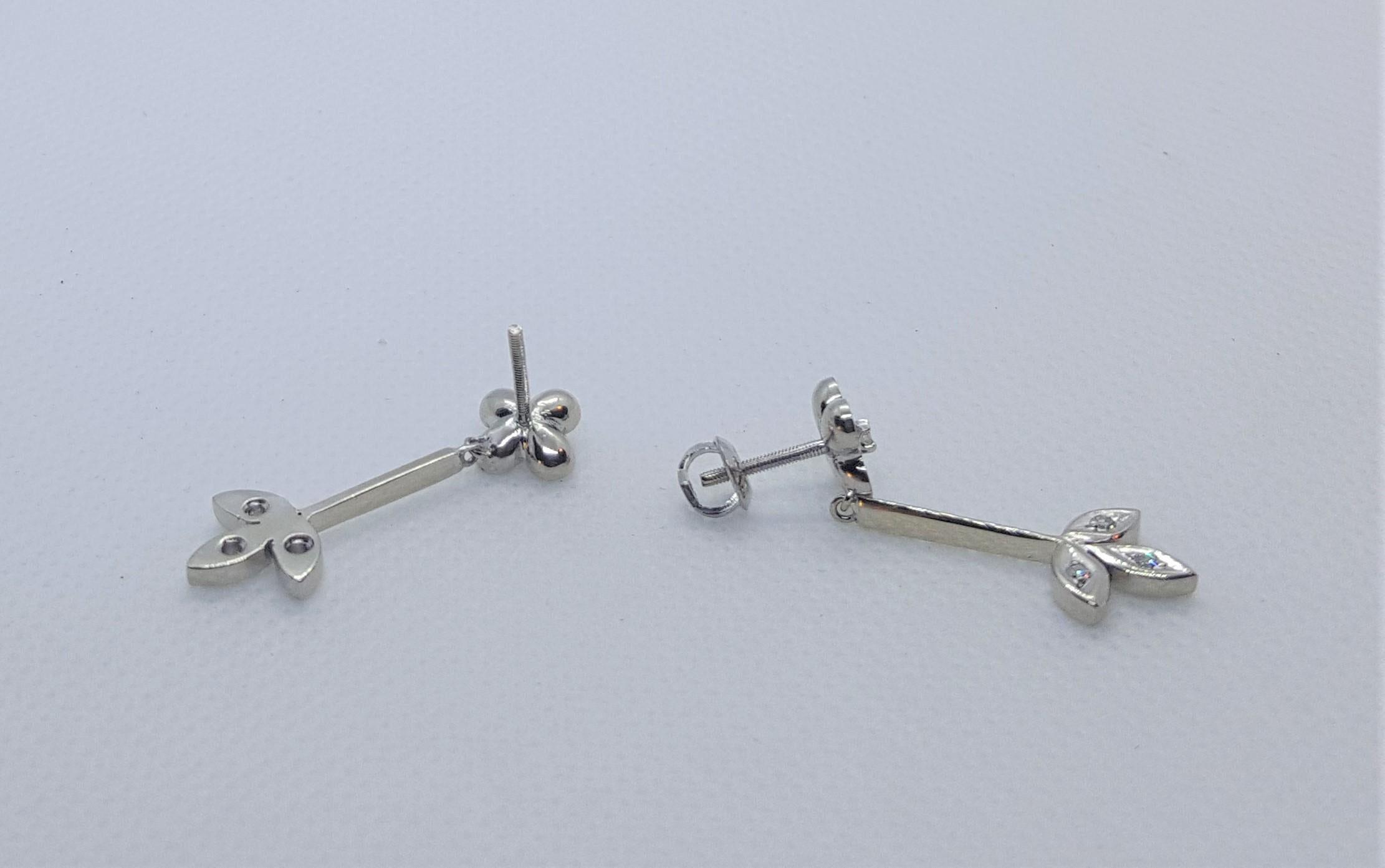 Moderne Pendants d'oreilles en or blanc 14 carats à motifs floraux et diamants, comme neufs, fermoir à vis au dos en vente