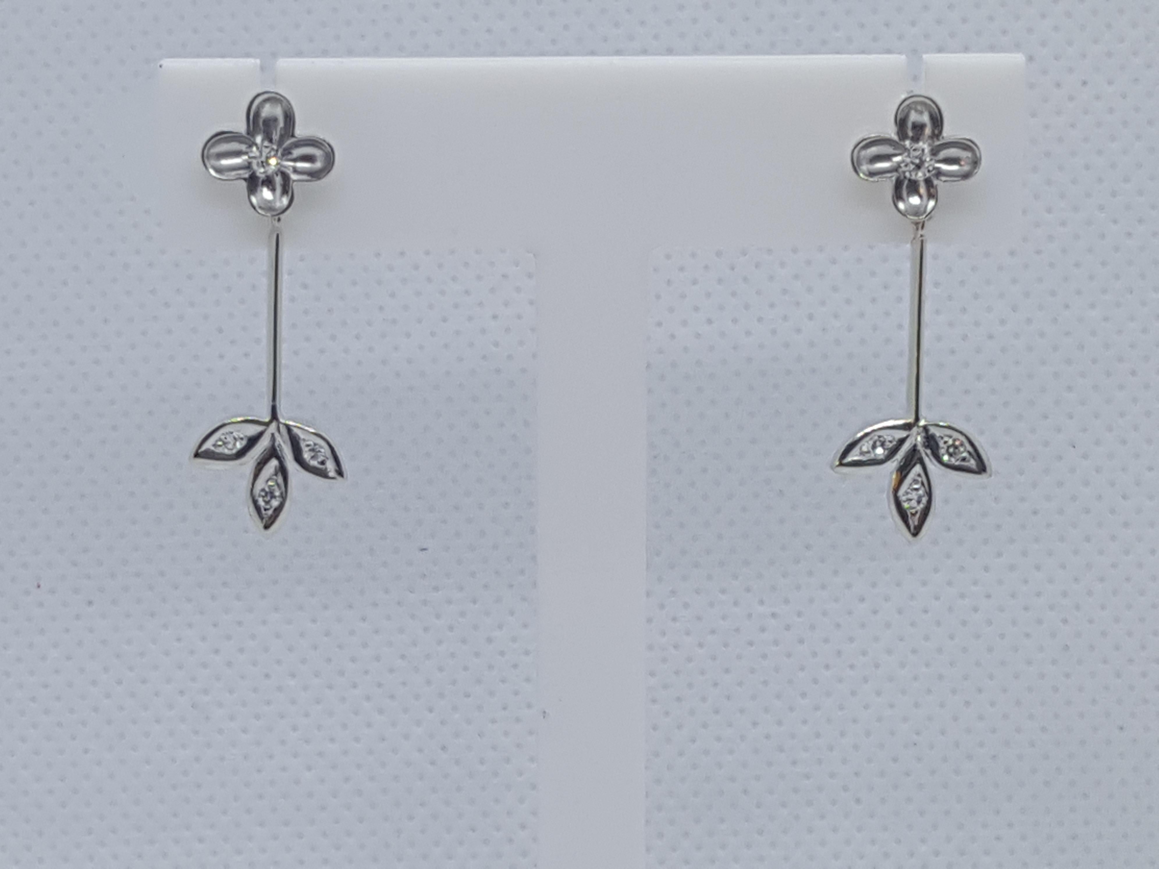 Pendants d'oreilles en or blanc 14 carats à motifs floraux et diamants, comme neufs, fermoir à vis au dos Bon état - En vente à San Diego, CA