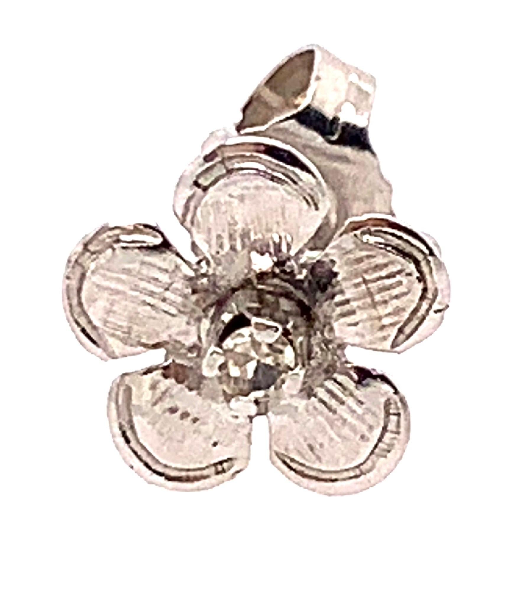 14 Karat Weißgold Blume-Ohrstecker mit rundem Diamant (Rundschliff) im Angebot