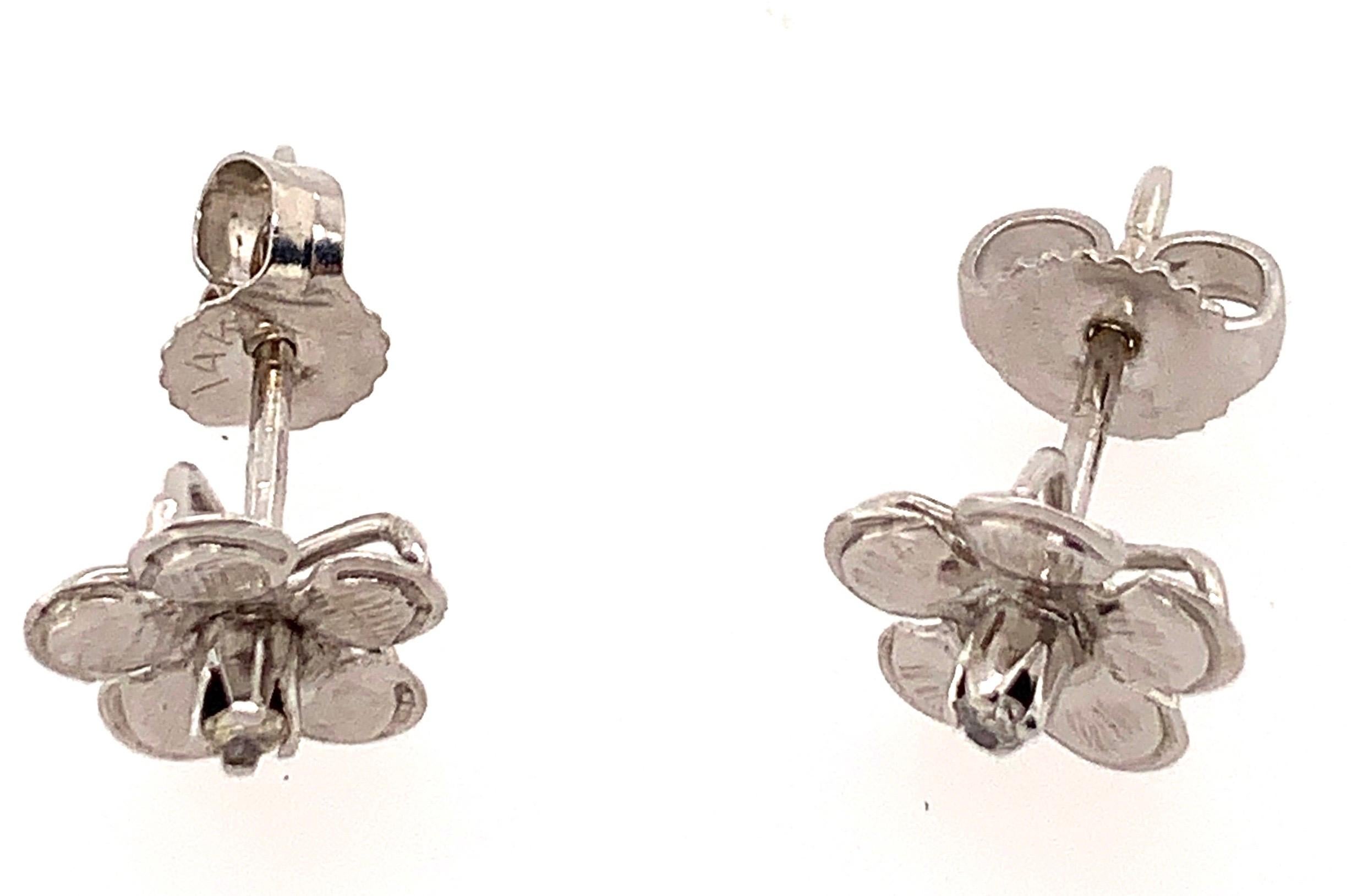14 Karat White Gold Flower Stud Earrings with Round Diamond In Good Condition For Sale In Manhasset, NY