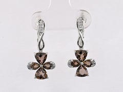 Ohrringe aus 14-karätigem Weißgold mit Granat und Diamanten in Blumenform
