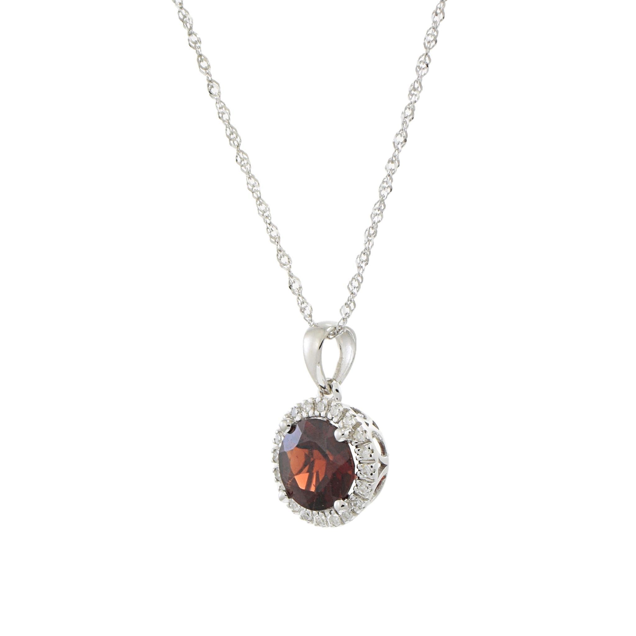 L'eleganza classica è al centro della scena in questa collana con ciondolo in oro bianco 14KT. Un granato dal taglio rotondo e ricco di sfumature, del peso di 1,82 carati, è abbracciato da una brillante aureola di diamanti dal taglio rotondo per un