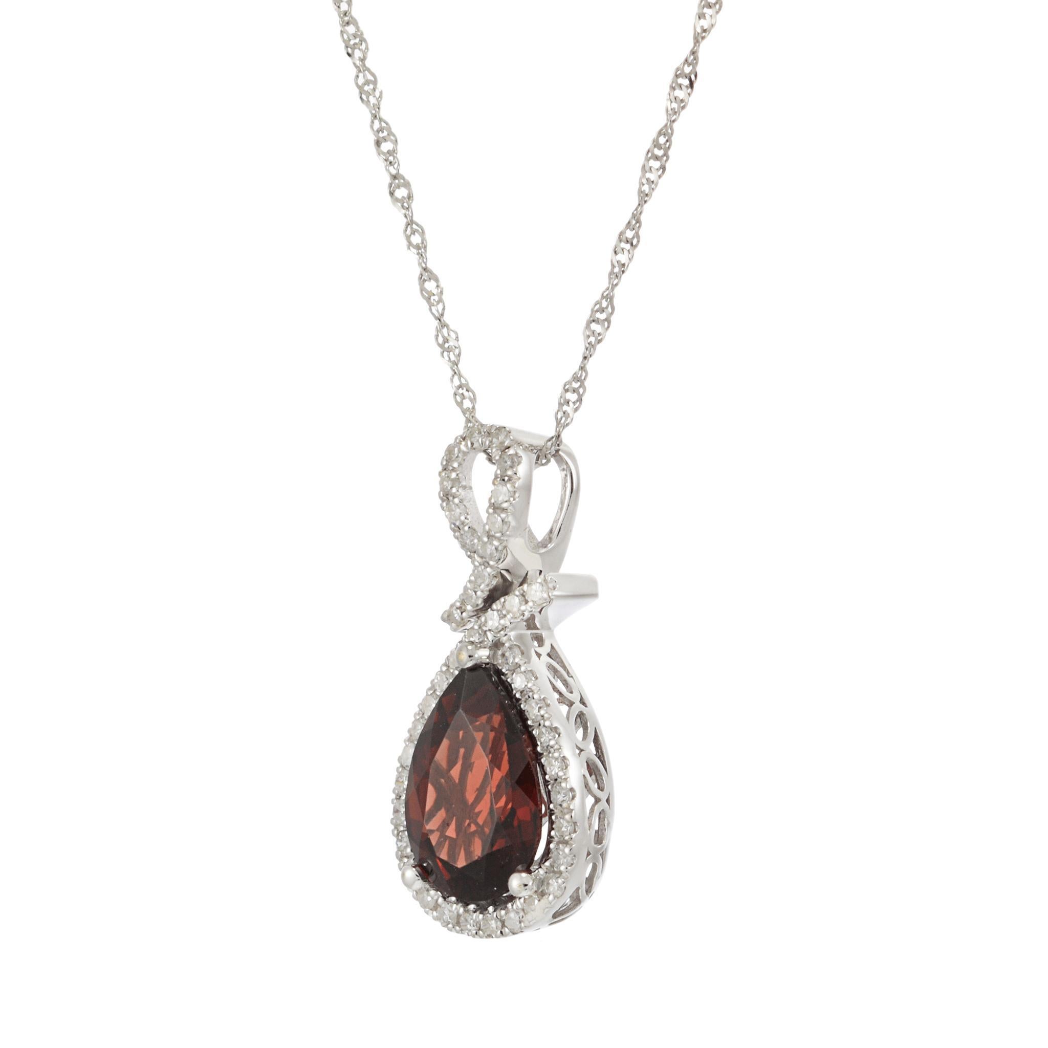Questo pendente in oro bianco 14KT è caratterizzato da un granato a forma di pera di 2,26 carati, incorniciato da un'aureola di diamanti tondi e brillanti per un totale di 2,26 carati. La balla con diamanti incastonati aggiunge movimento e luce al