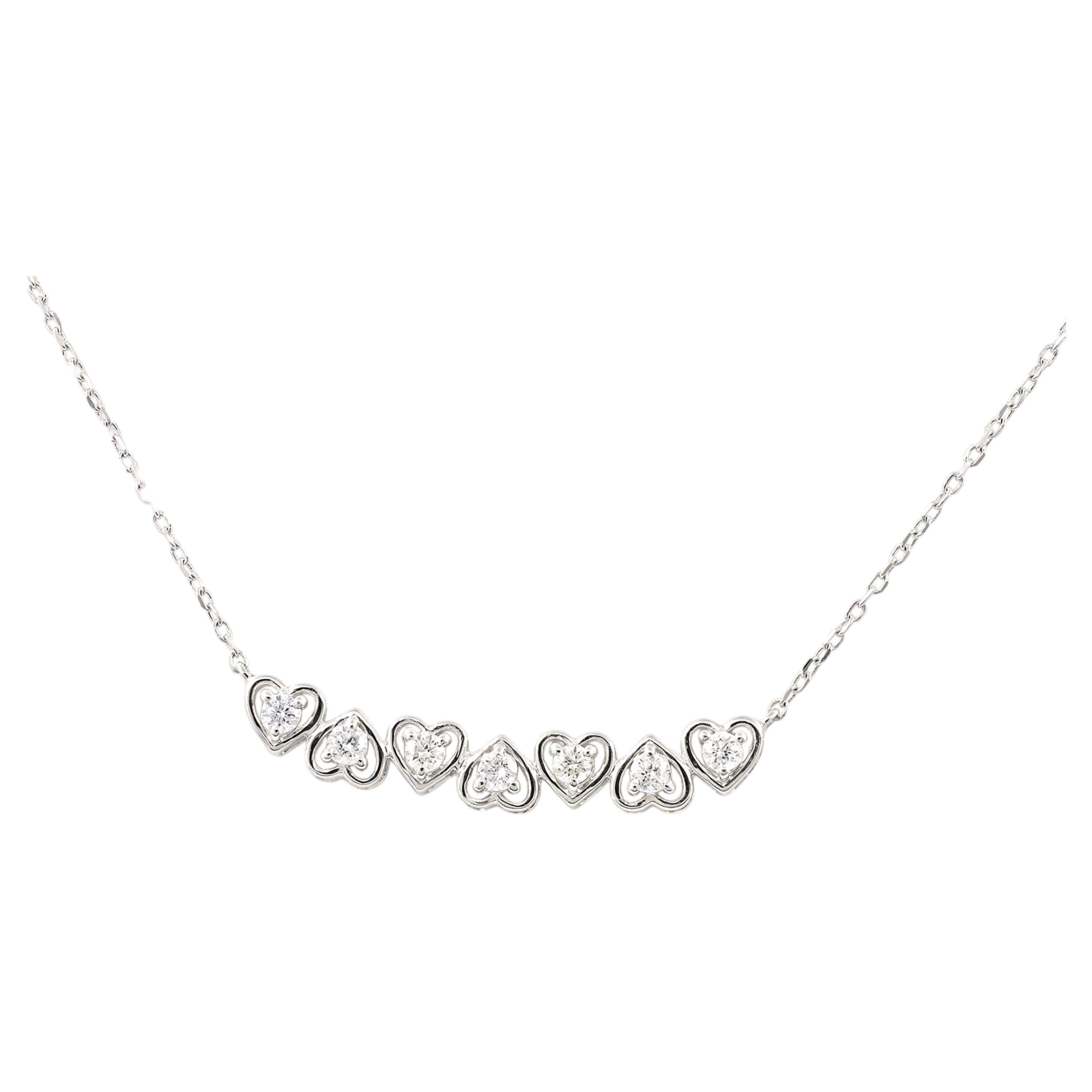 Collier en or blanc 14KT à diamants ronds gradués en forme de cœur