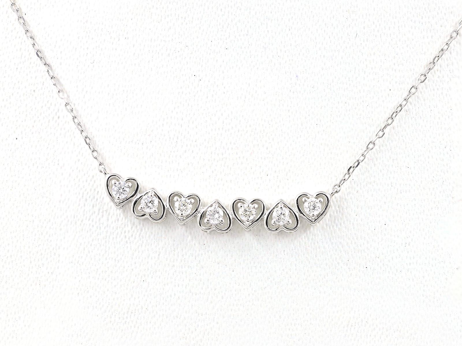 Contemporaneo Collana con sette cuori graduati in oro bianco 14KT in vendita