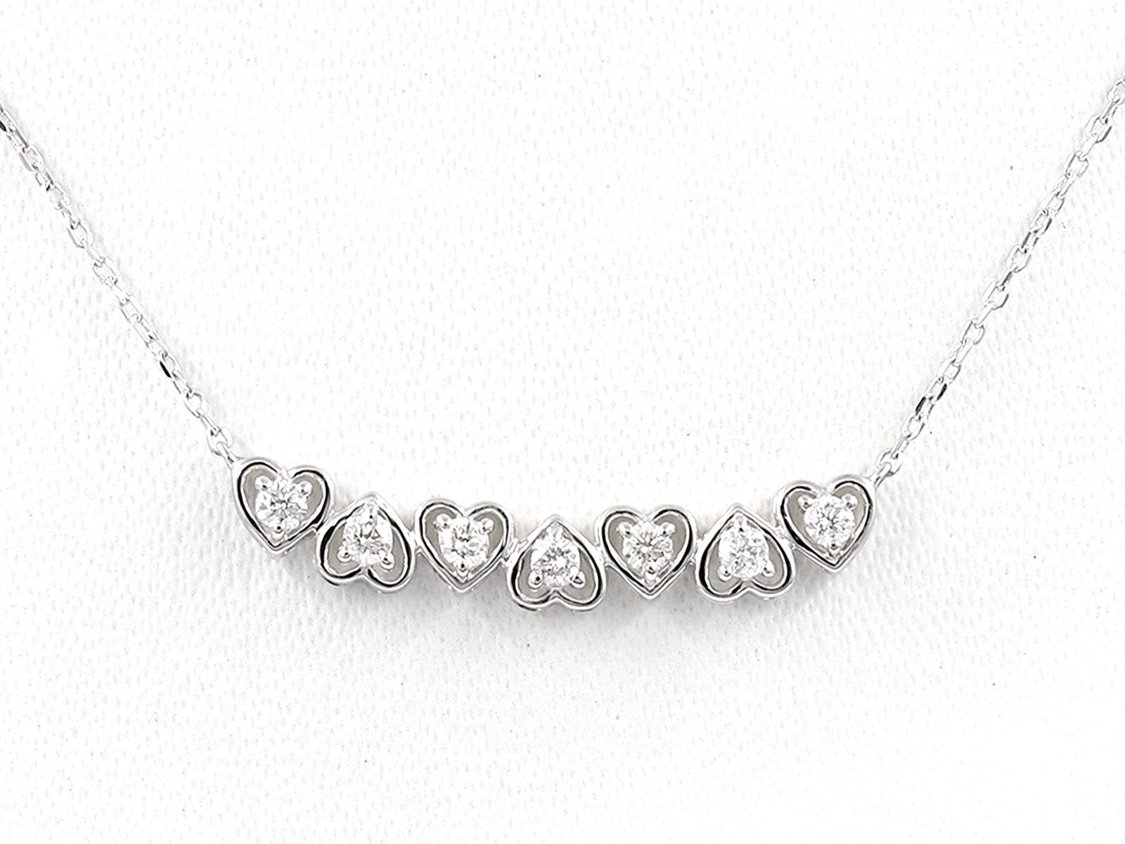 Taglio brillante Collana con sette cuori graduati in oro bianco 14KT in vendita