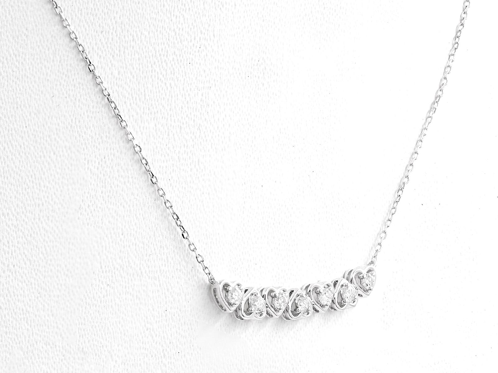 Donna Collana con sette cuori graduati in oro bianco 14KT in vendita