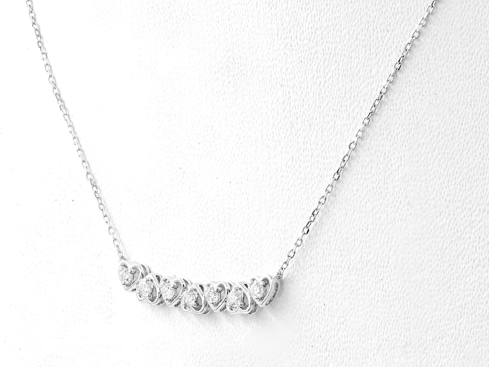 Collana con sette cuori graduati in oro bianco 14KT in vendita 1