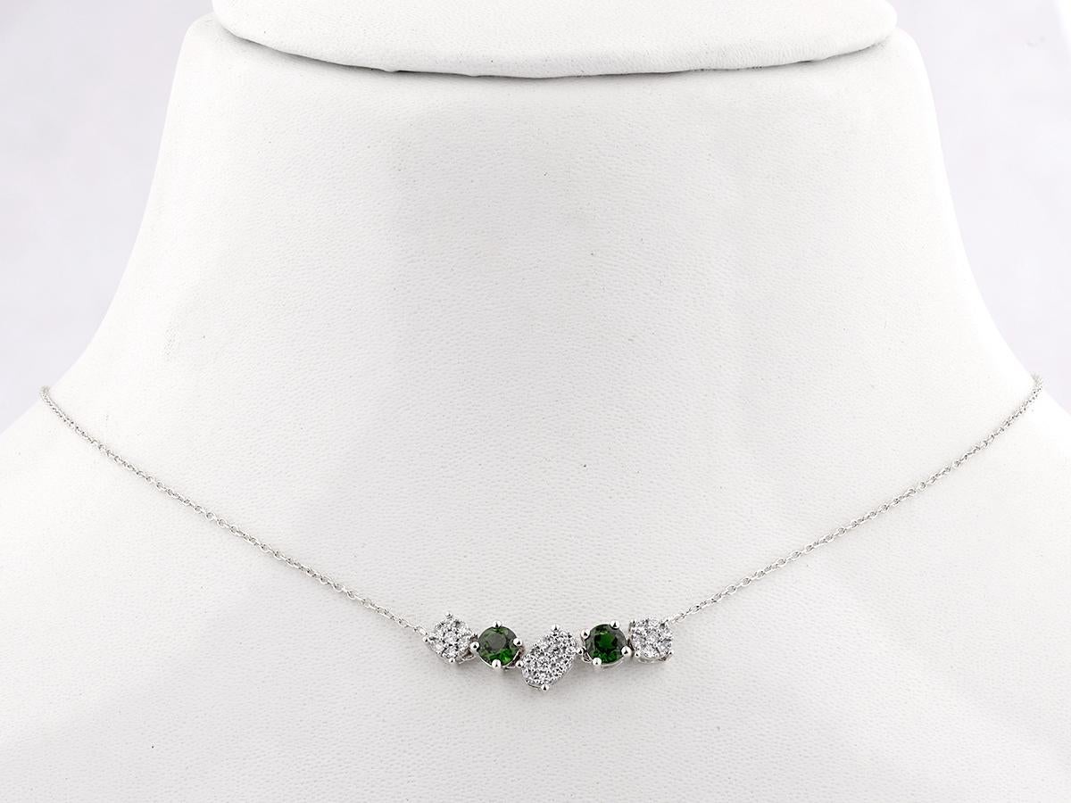 14KT Weißgold Grüner Edelstein und Diamant Gebogene Bar-Halskette (Zeitgenössisch) im Angebot