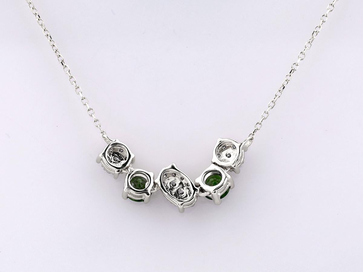 14KT Weißgold Grüner Edelstein und Diamant Gebogene Bar-Halskette im Angebot 2