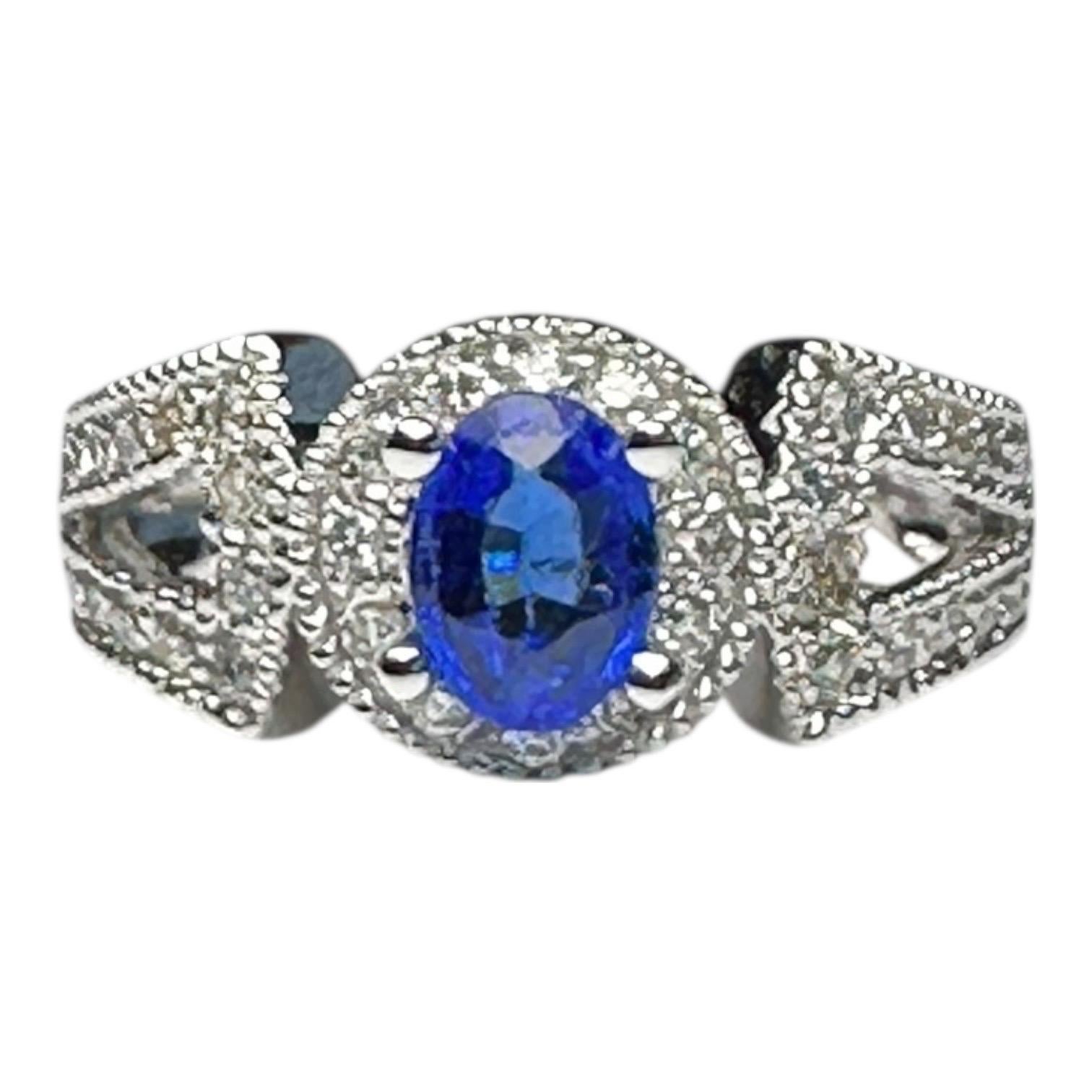 14kt White gold Halo Sapphire and Diamond Split Shank Ring en venta