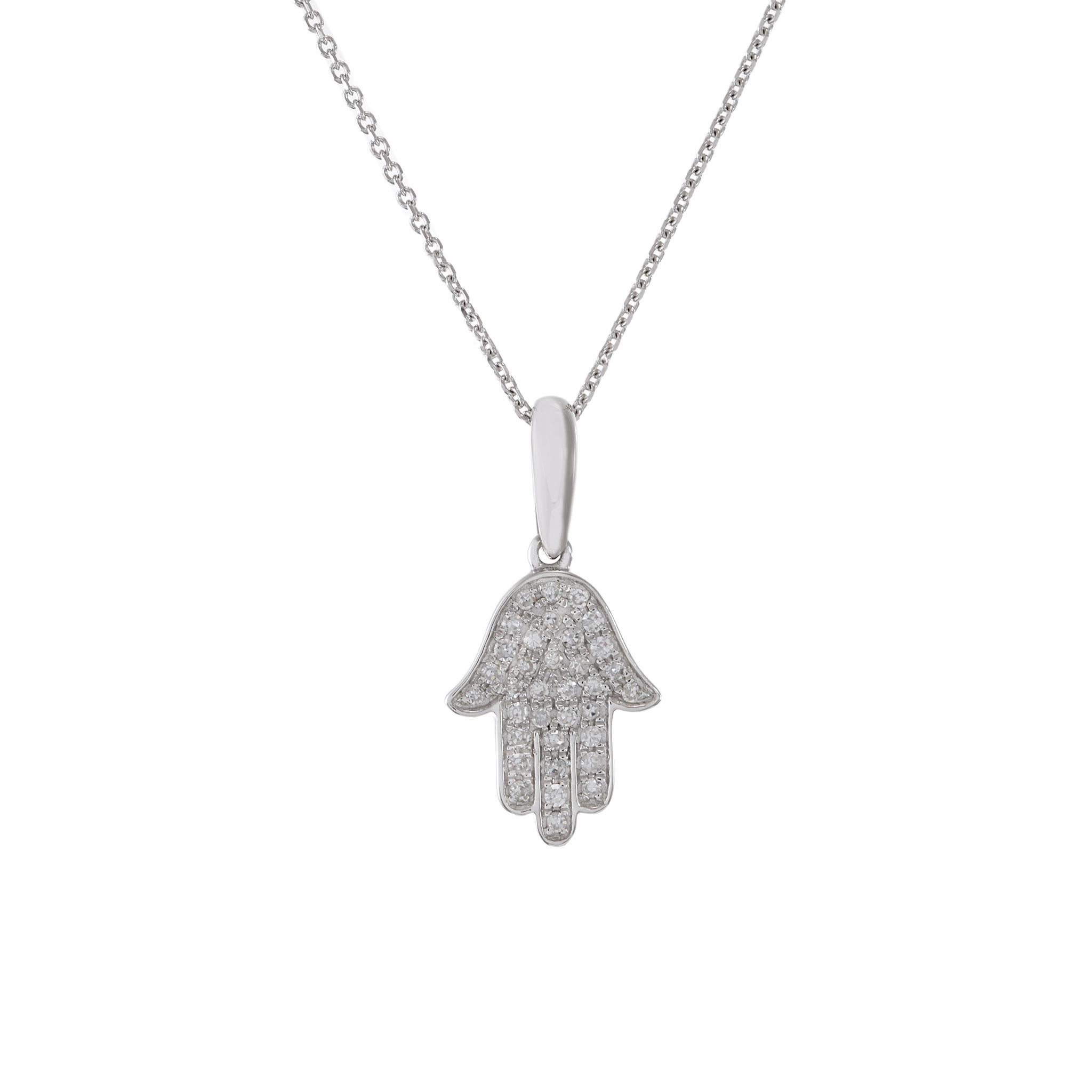 Questo squisito ciondolo Hamsa è realizzato in oro bianco 14KT e ogni diamante è stato accuratamente selezionato per garantire la massima lucentezza e brillantezza. Con un totale di 0.12CT-TW di diamanti rotondi a taglio brillante, farà sicuramente
