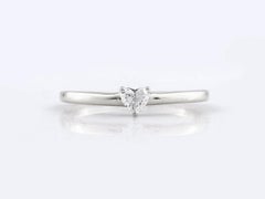Anillo de compromiso solitario de diamante con talla de corazón en oro blanco de 14 quilates