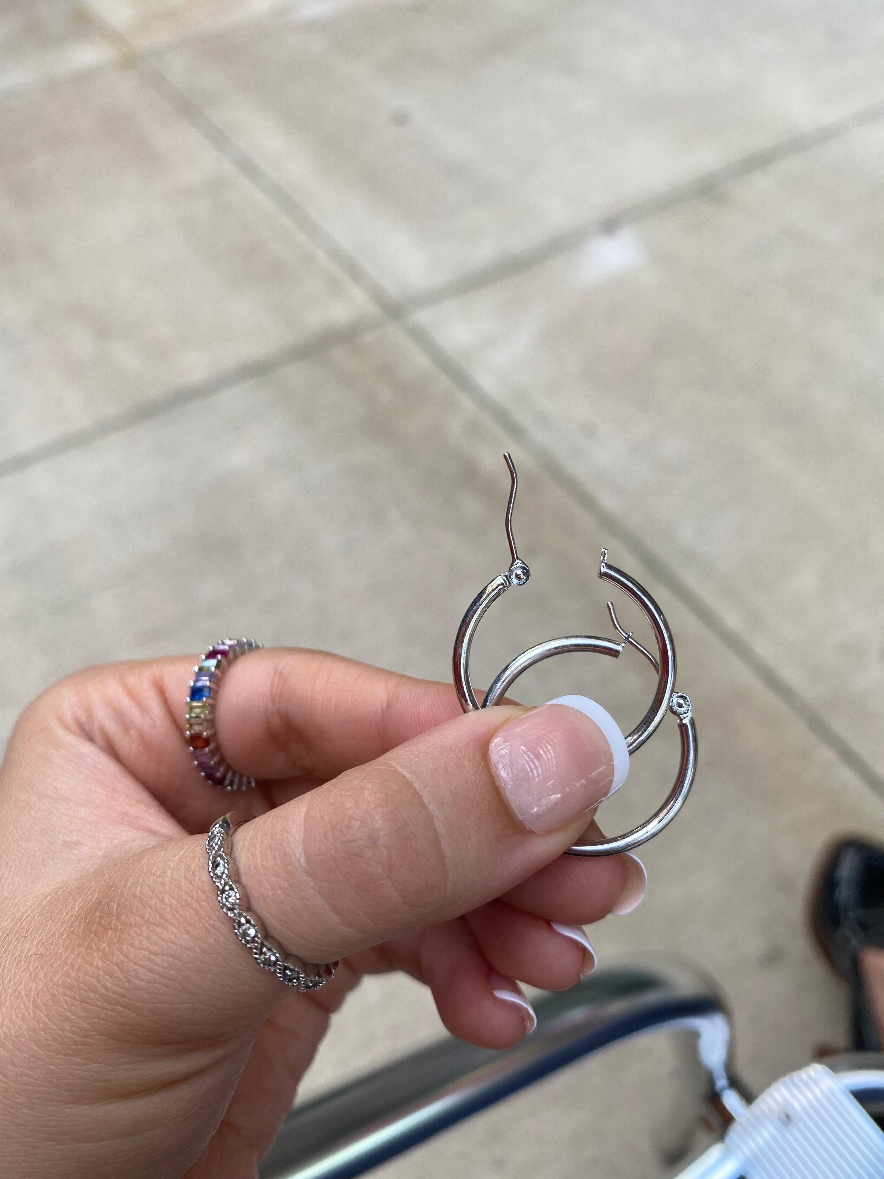 14kt White Gold Hoop Earrings In New Condition For Sale In Houston, TX