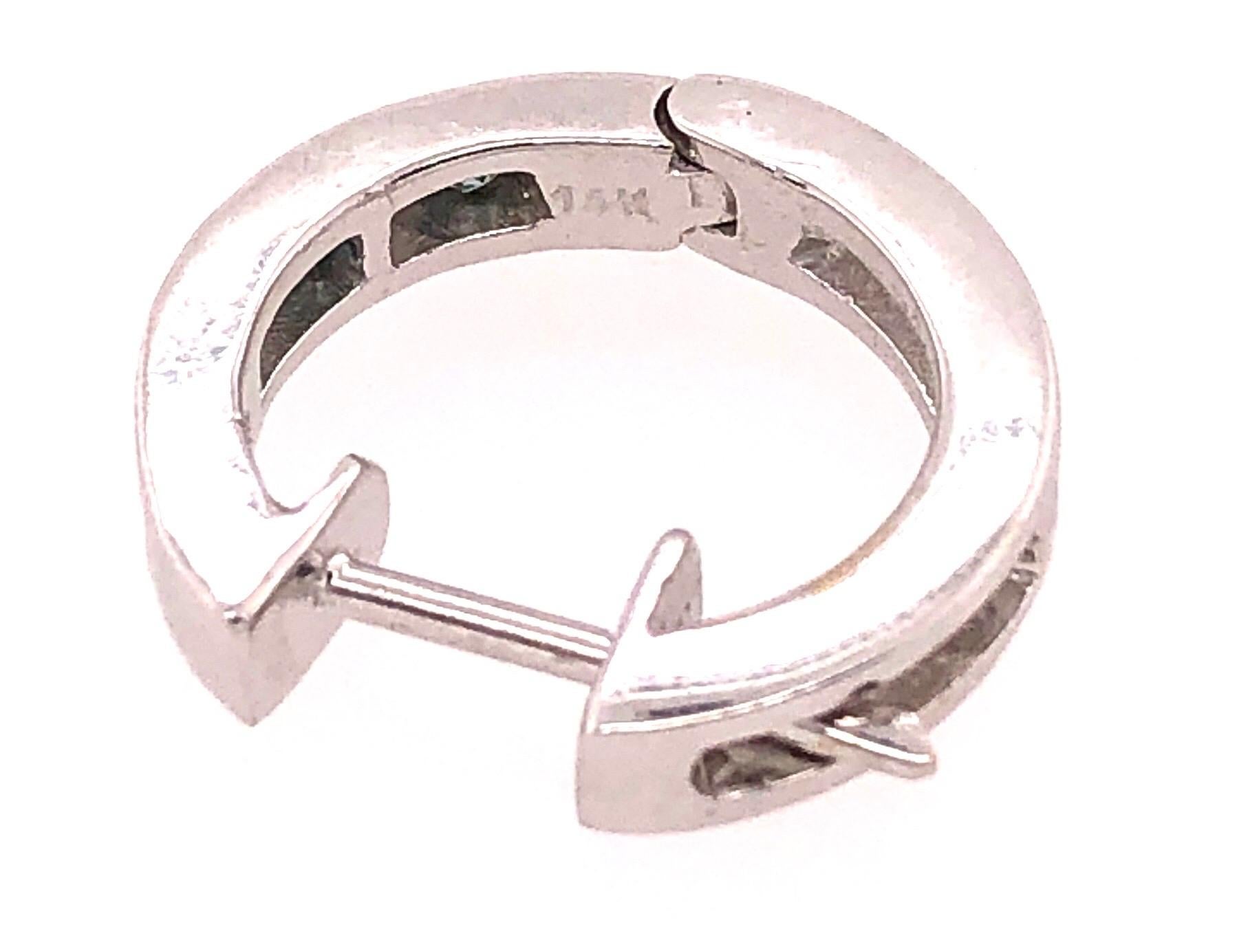 Pendientes de aro de oro blanco de 14 quilates con diamantes y esmeraldas en venta 1
