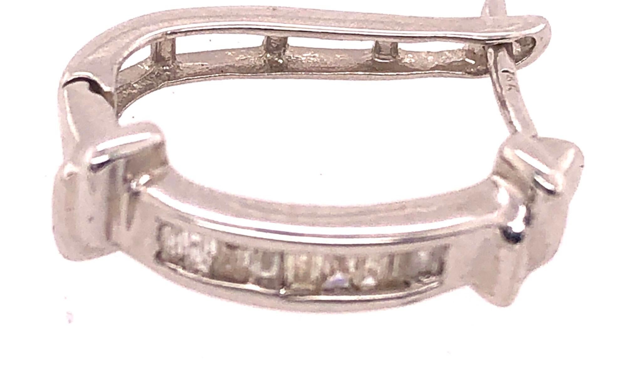 Boucles d'oreilles en or blanc 14 carats avec pendentifs en forme de treillis et diamants taille baguette Unisexe en vente