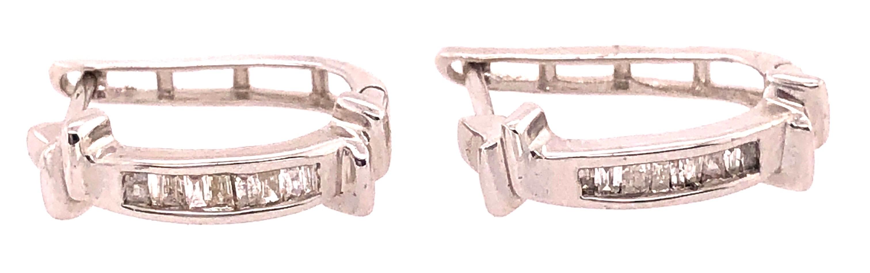 Boucles d'oreilles en or blanc 14 carats avec pendentifs en forme de treillis et diamants taille baguette en vente 2