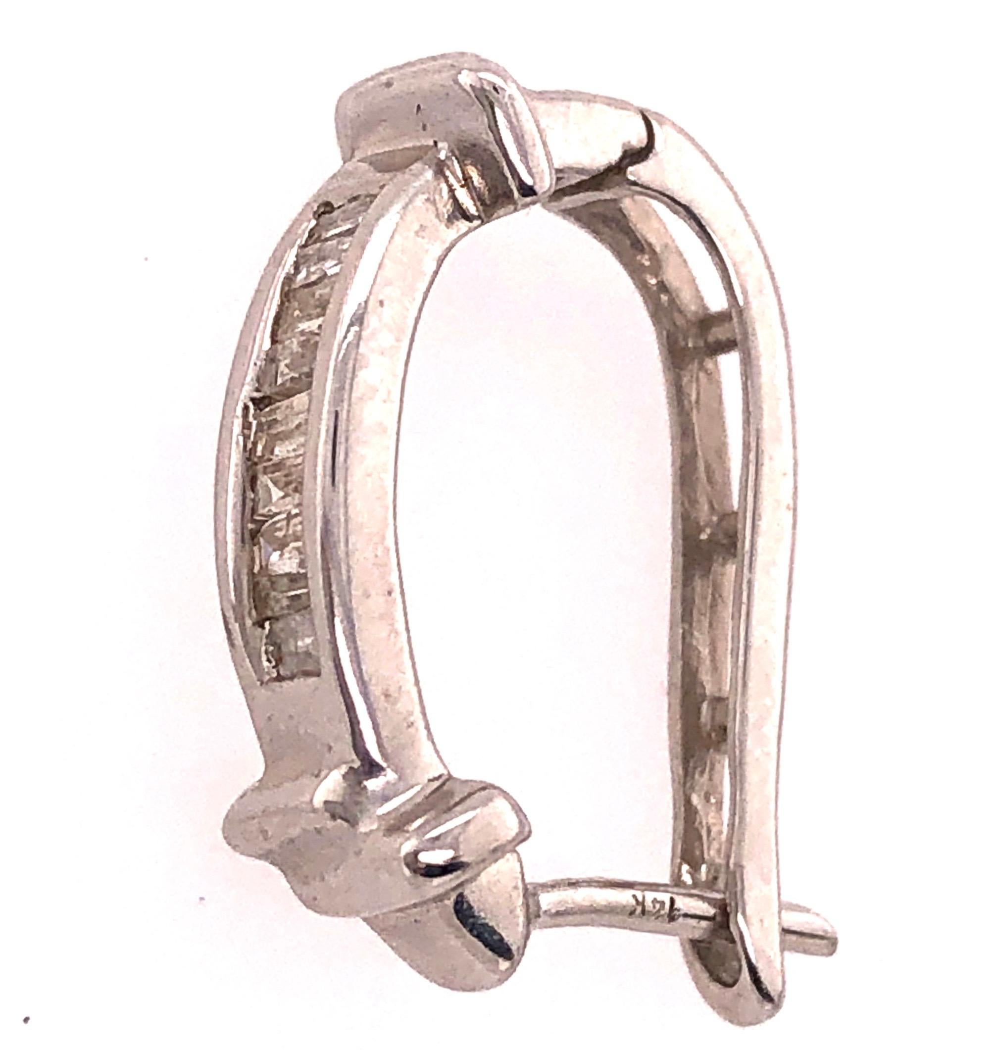 Boucles d'oreilles en or blanc 14 carats avec pendentifs en forme de treillis et diamants taille baguette en vente 3