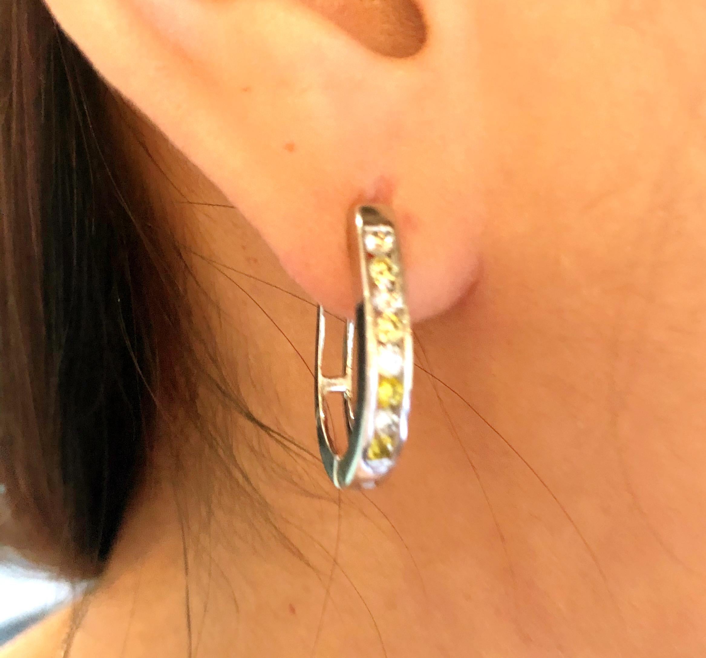 14 Karat Weißgold Ohrringe mit Gitterrücken und weißen mit weißen und gelben Diamanten (Rundschliff) im Angebot