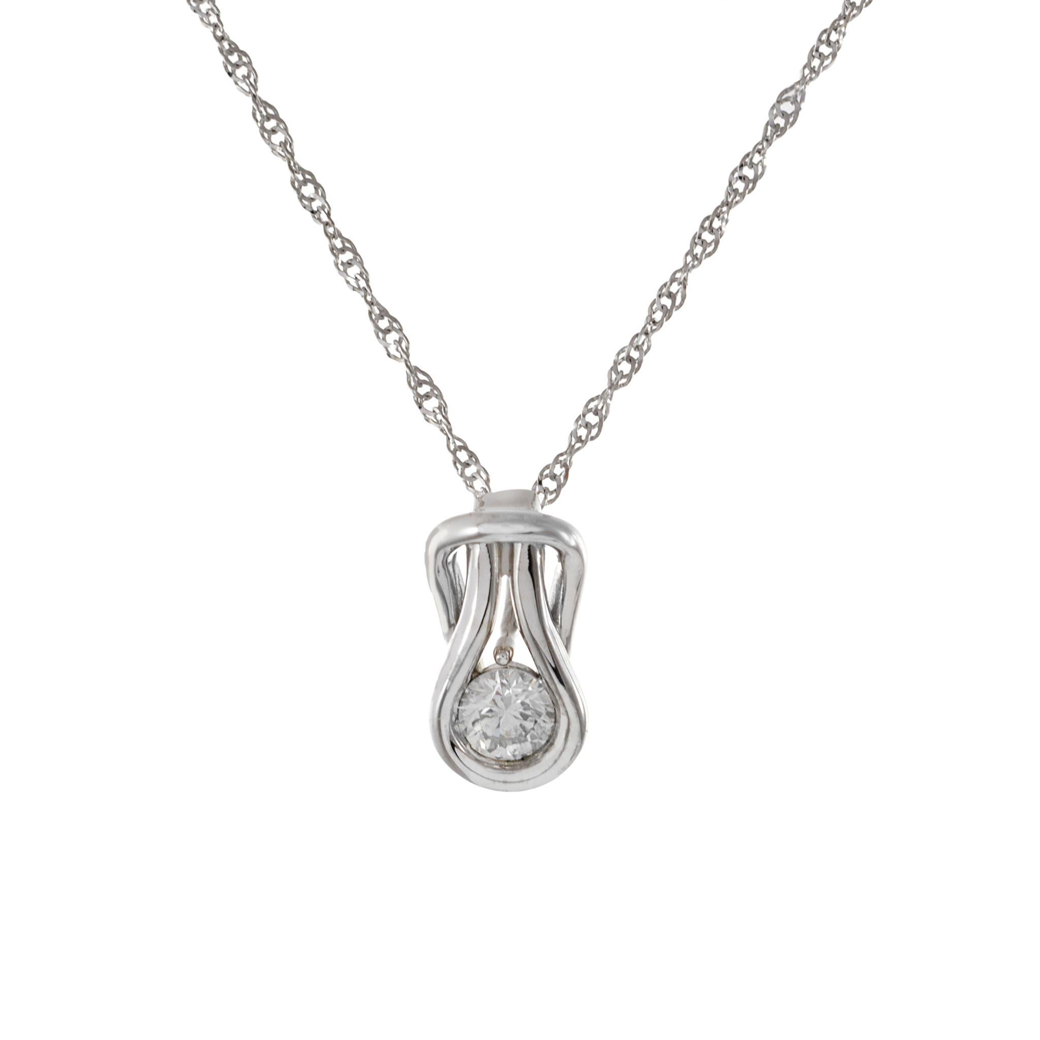 Questo pendente a forma di nodo d'amore in oro bianco 14KT vanta un diamante rotondo taglio brillante da 0,15CT G-SI1. Abbinato a una catena di grano intrecciata da 18 pollici, è un simbolo elegante di un legame duraturo. Realizzato in oro bianco