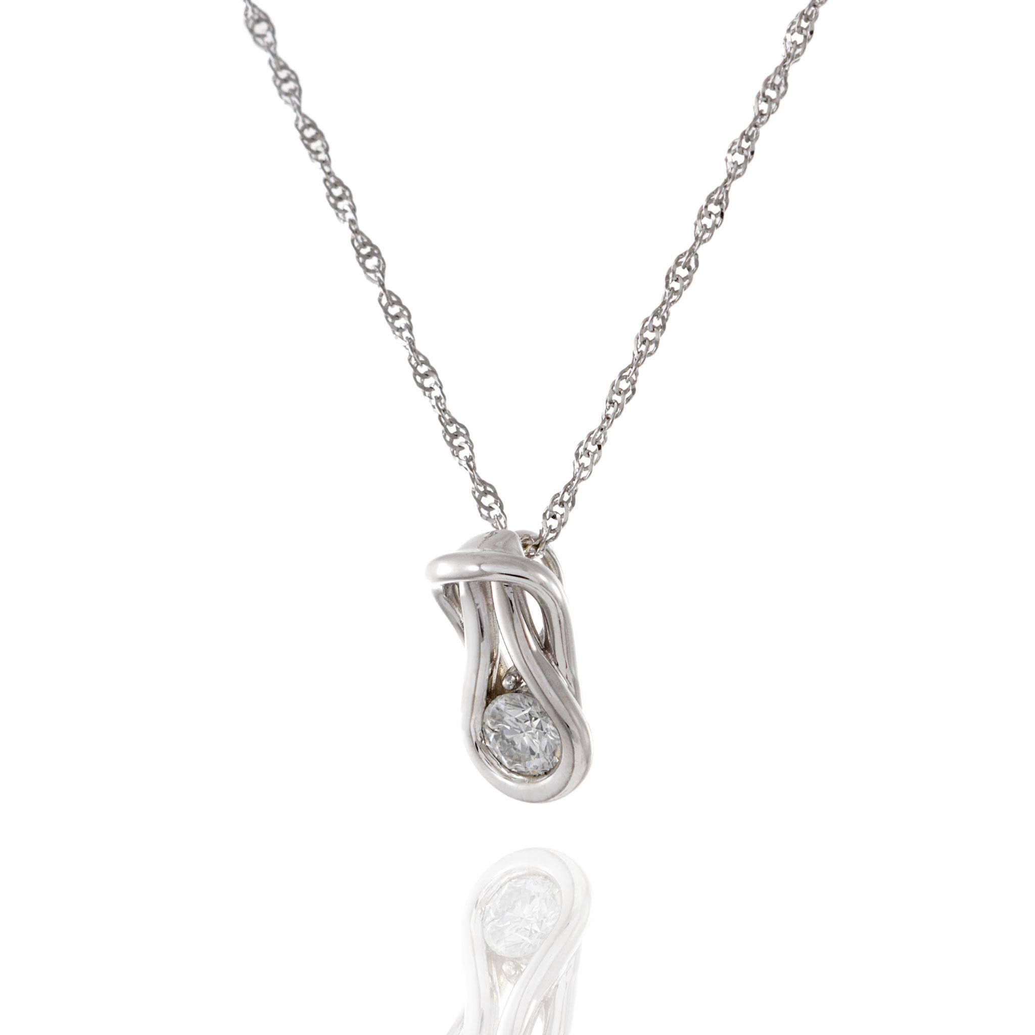 Taglio rotondo Ciondolo con nodo d'amore e diamante in oro bianco 14KT in vendita