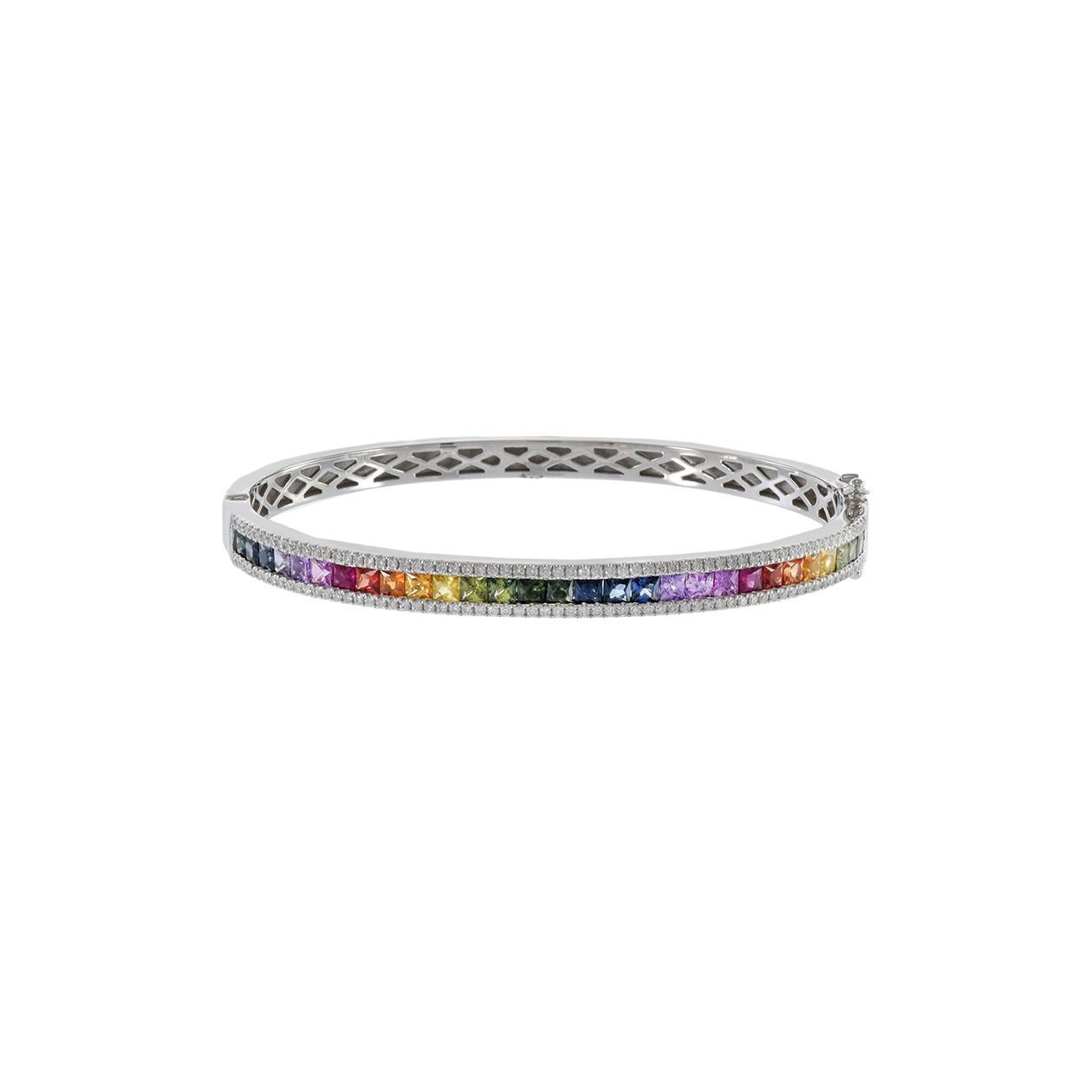 Questo bracciale bangle in oro bianco 14KT è un gioiello sorprendente e colorato, con un totale di 4,58 carati di zaffiri multicolore dal taglio princess. Questi zaffiri offrono una gamma vibrante e variegata di tonalità, creando uno spettacolo