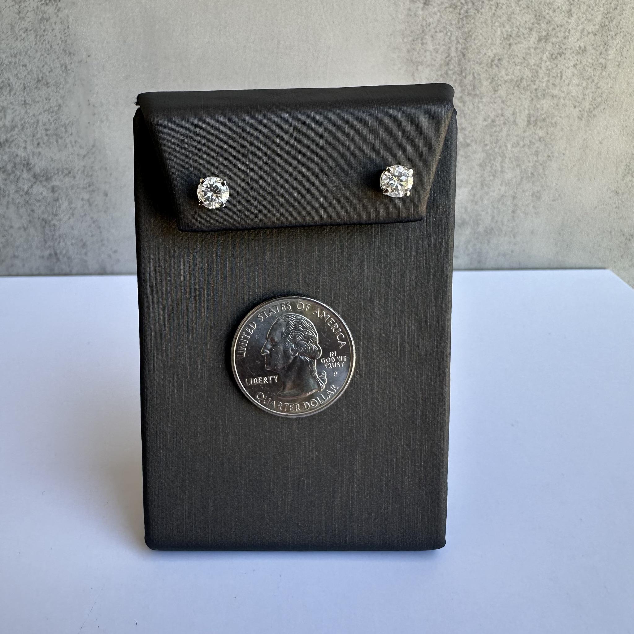 14kt White Gold Natural Diamond Studs - 1.2ctw I VS2 Round Diamonds, Pre-Loved In Excellent Condition For Sale In West Hempstead, NY