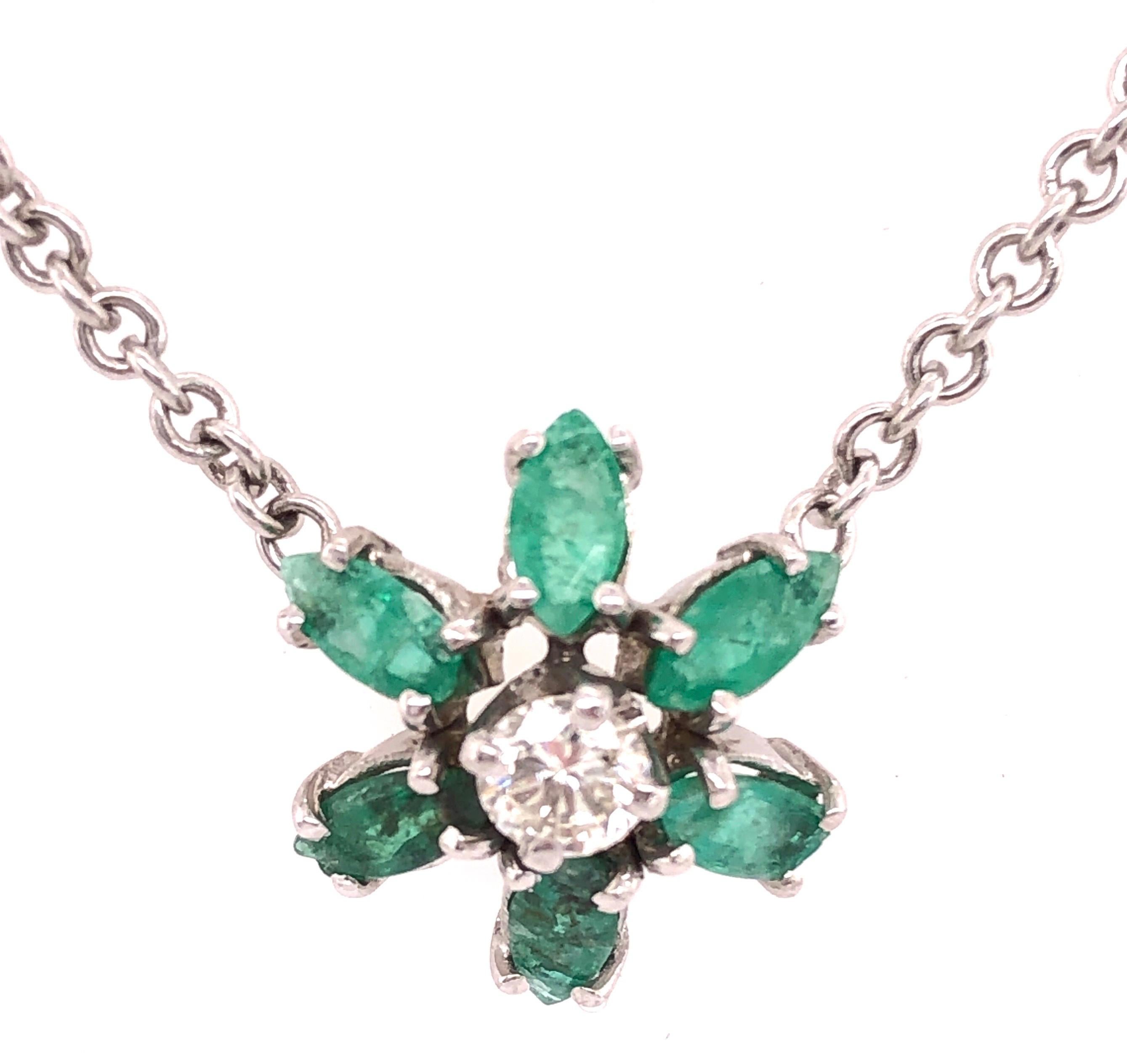 14 Karat Gold Halskette mit 3 Blumen in Rubin, Saphir, Smaragd, Smaragd und Diamanten (Rundschliff) im Angebot