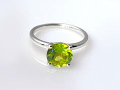 Anillo solitario neoclásico de oro blanco de 14 quilates con peridoto redondo