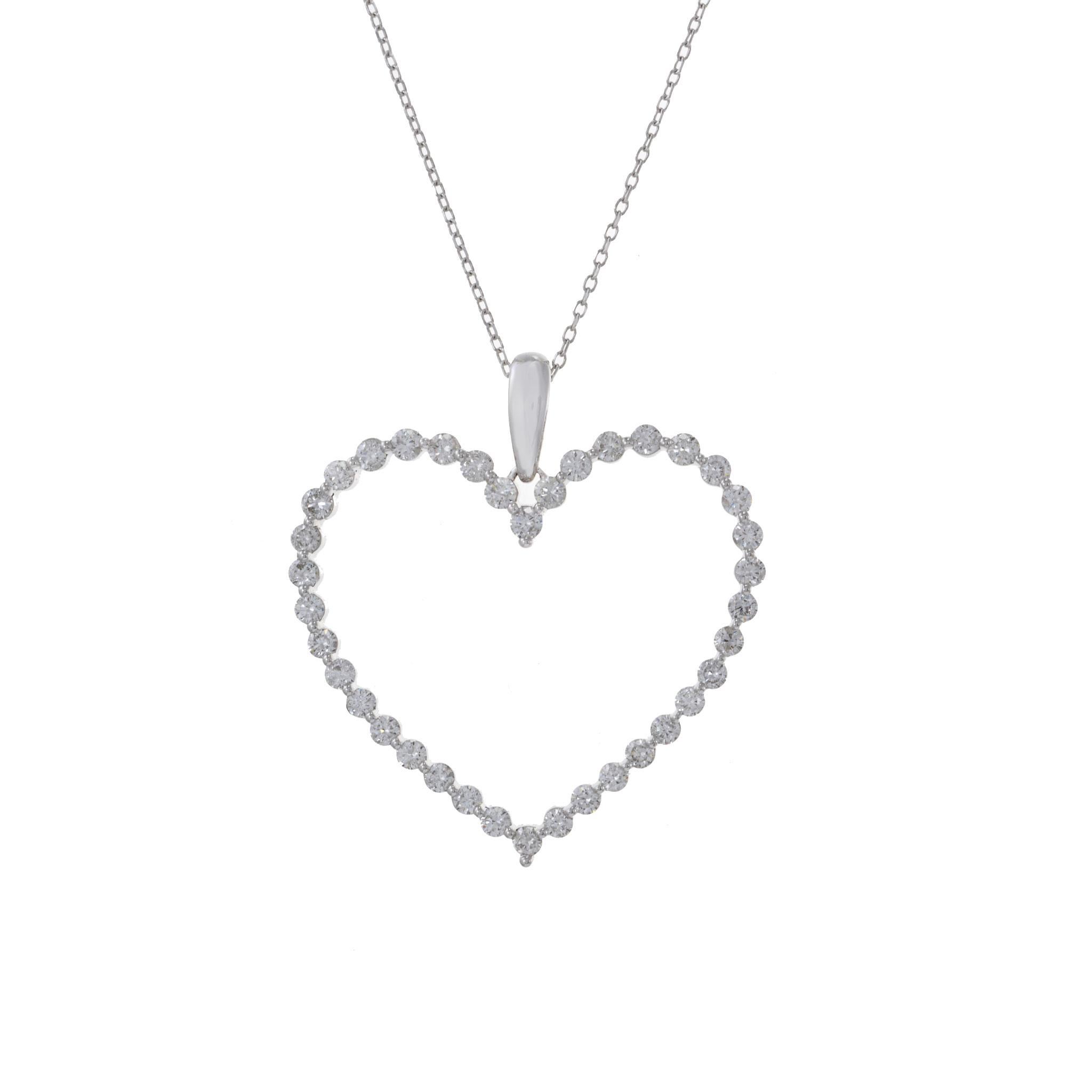 Esprimi il tuo amore e il tuo stile con questo pendente con diamante a cuore aperto in oro bianco 14KT. Il pendente presenta un'affascinante composizione di diamanti a taglio rotondo, per un totale di 1,00 carati con colore G e purezza SI1-SI2. Il