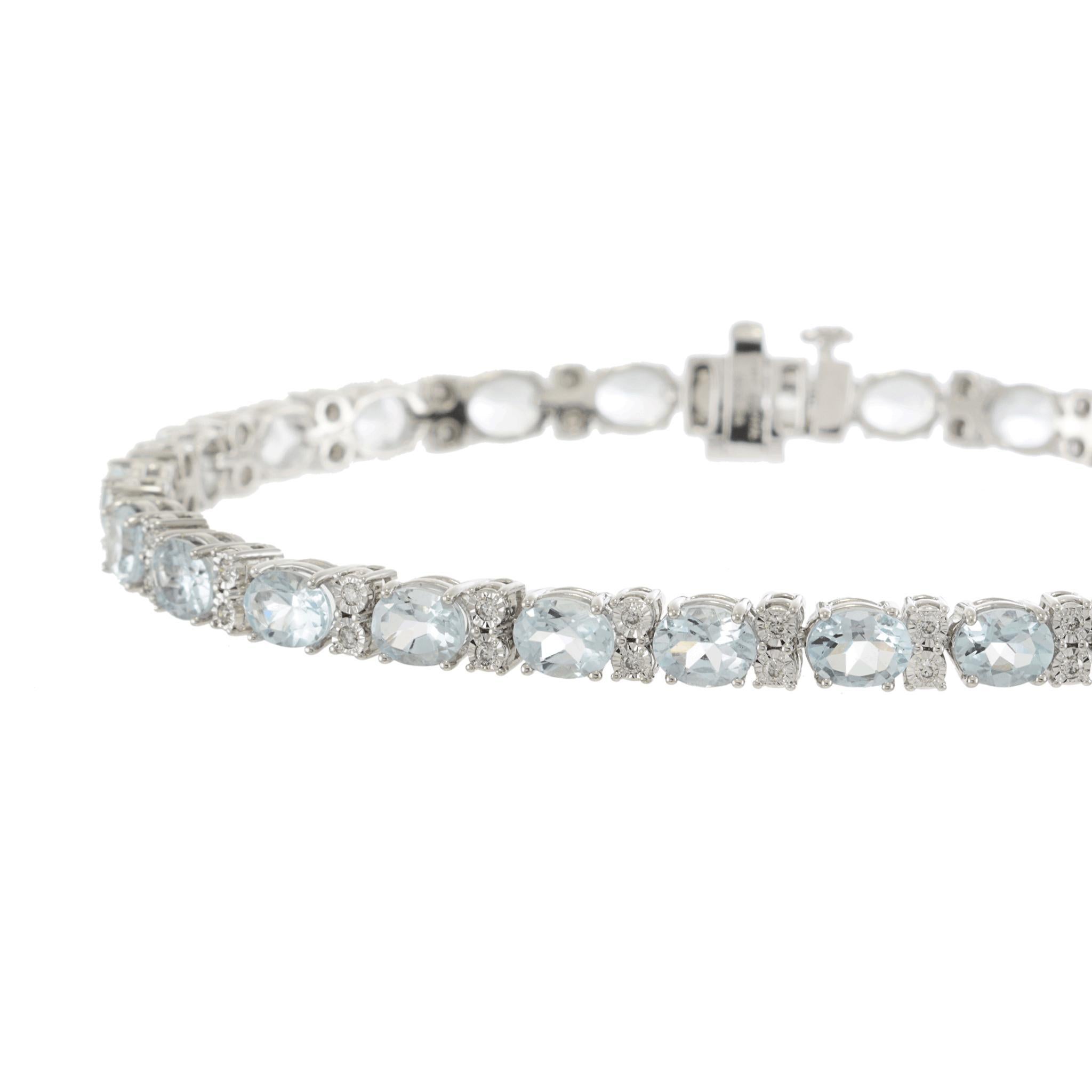 14KT White Gold Oval Aquamarine and Diamond Bracelet Corte oval en venta