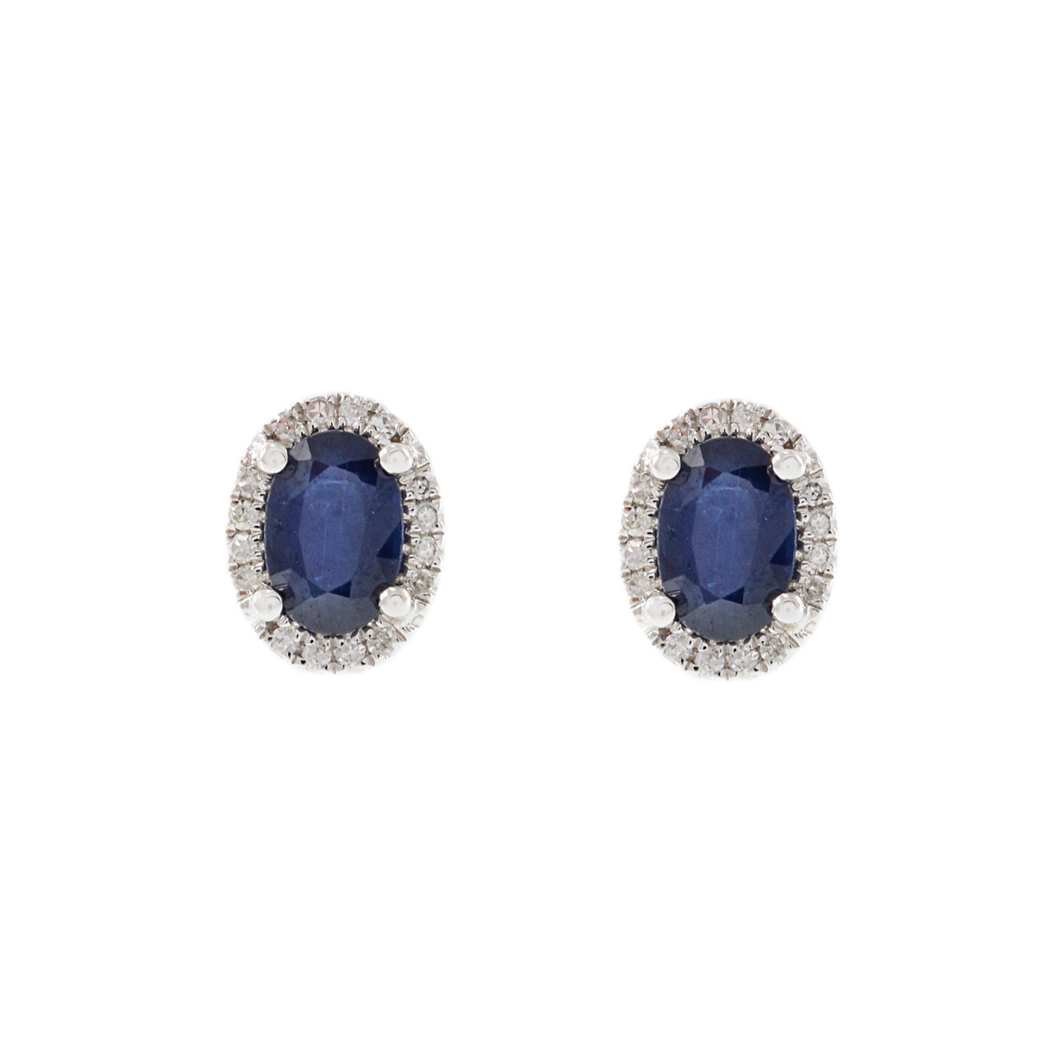 Orecchini in oro bianco 14KT con diamanti rotondi e zaffiri blu ovali. Questi eleganti orecchini presentano un peso totale di 0,96 carati di diamanti taglio rotondo G-SI e 1,20 carati di zaffiri blu ovali. Realizzato in lussuoso oro bianco 14KT,