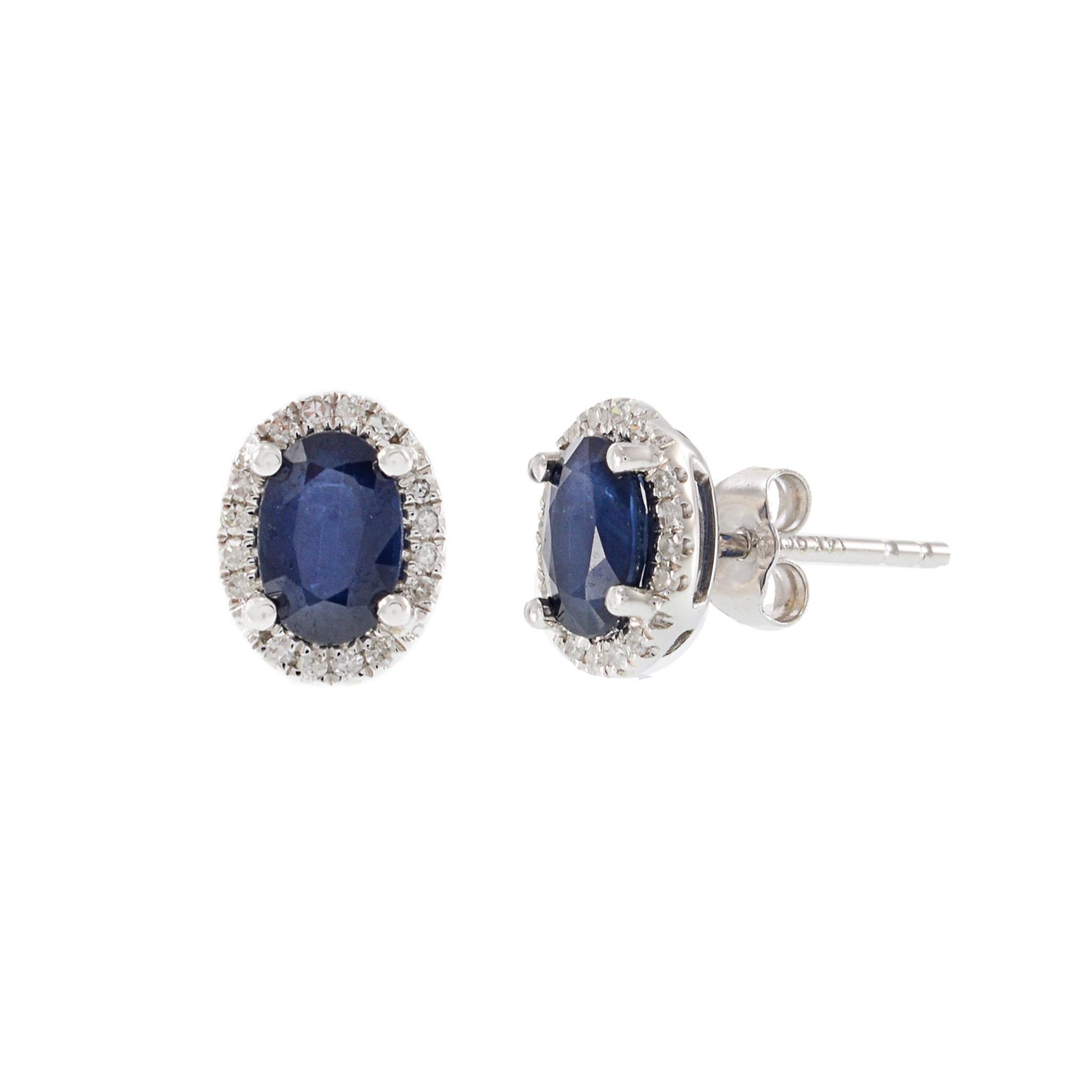 Orecchini in oro bianco 14KT con zaffiro blu ovale e diamanti In condizioni Nuovo in vendita a New York, NY