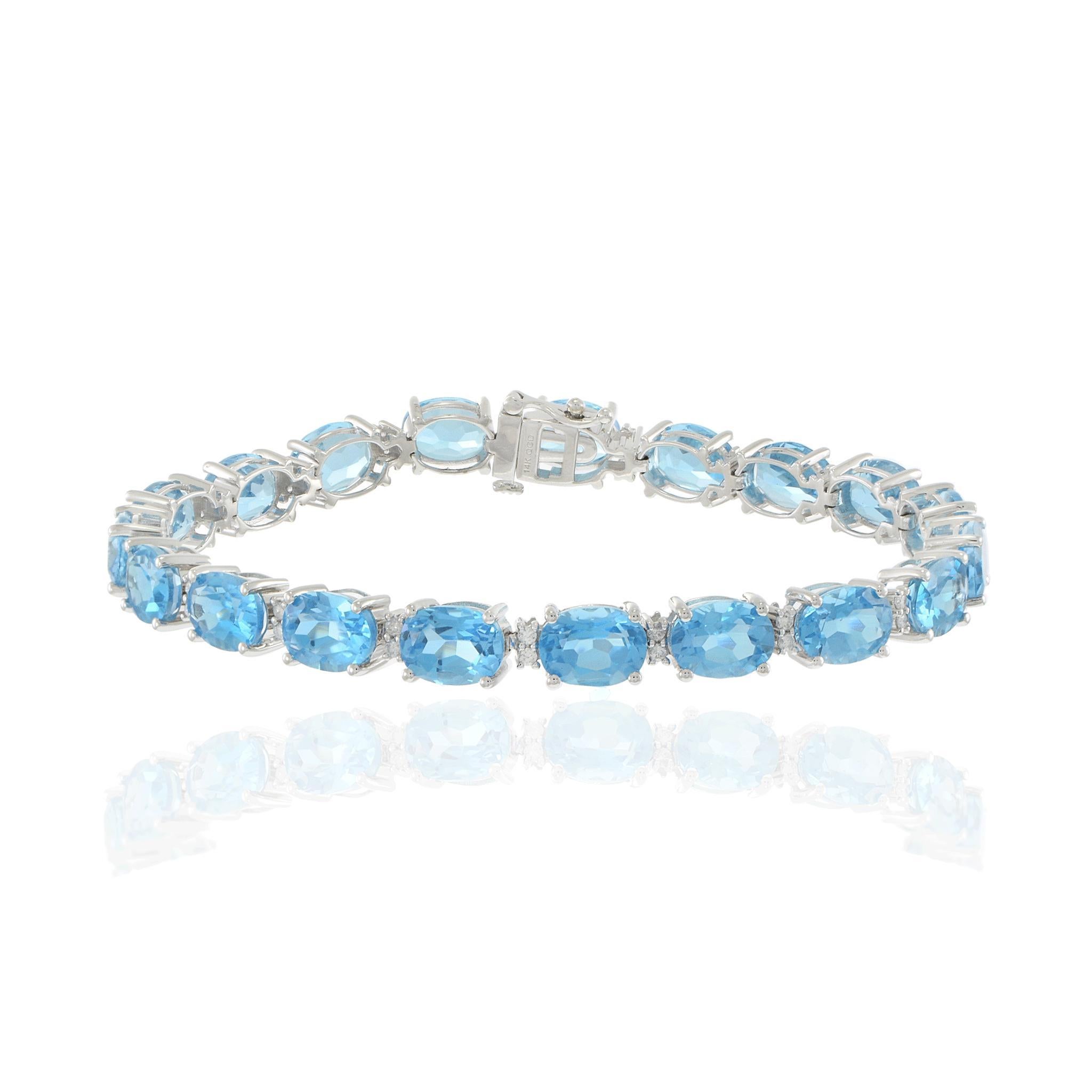 Questo vibrante bracciale in oro bianco 14KT mette in mostra 29,94 carati di topazio blu brillante dal taglio ovale, accentuato da 0,44 carati di diamanti dal taglio rotondo. Ogni gemma è incastonata con cura per esaltare la naturale luminosità del