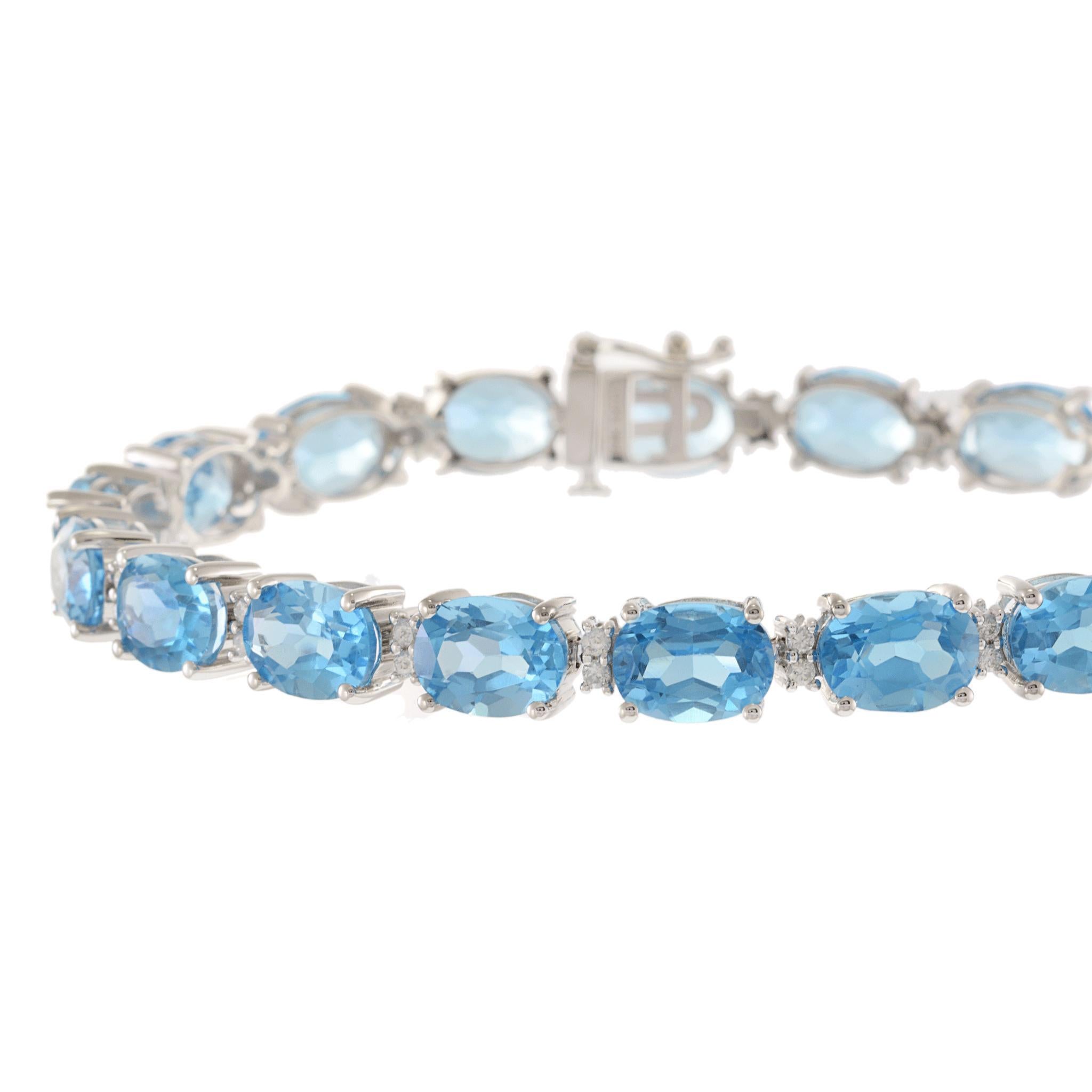 Taglio ovale Bracciale in oro bianco 14KT con topazio blu ovale e diamanti in vendita