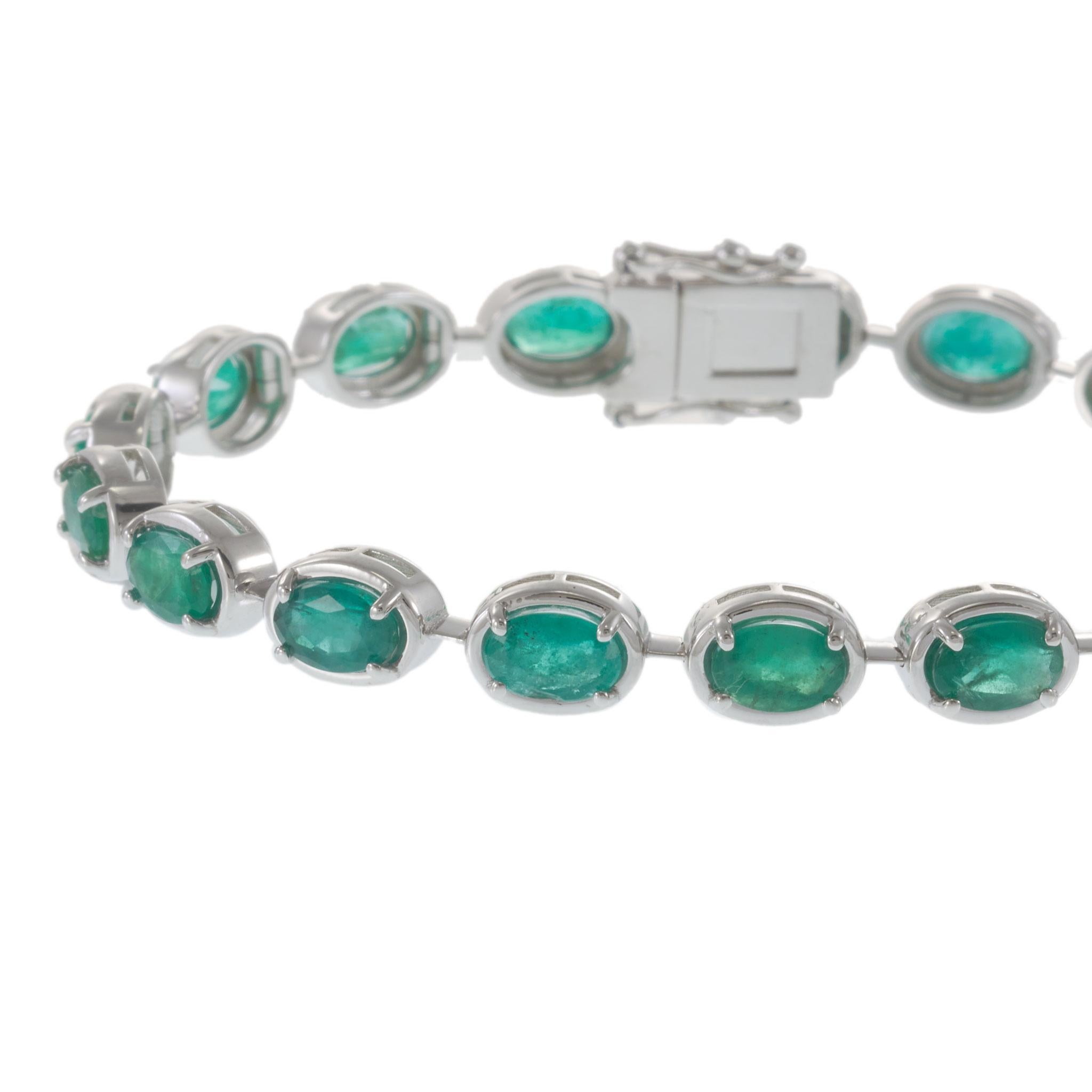Moderne Bracelet en or blanc 14KT avec émeraude de taille ovale en vente