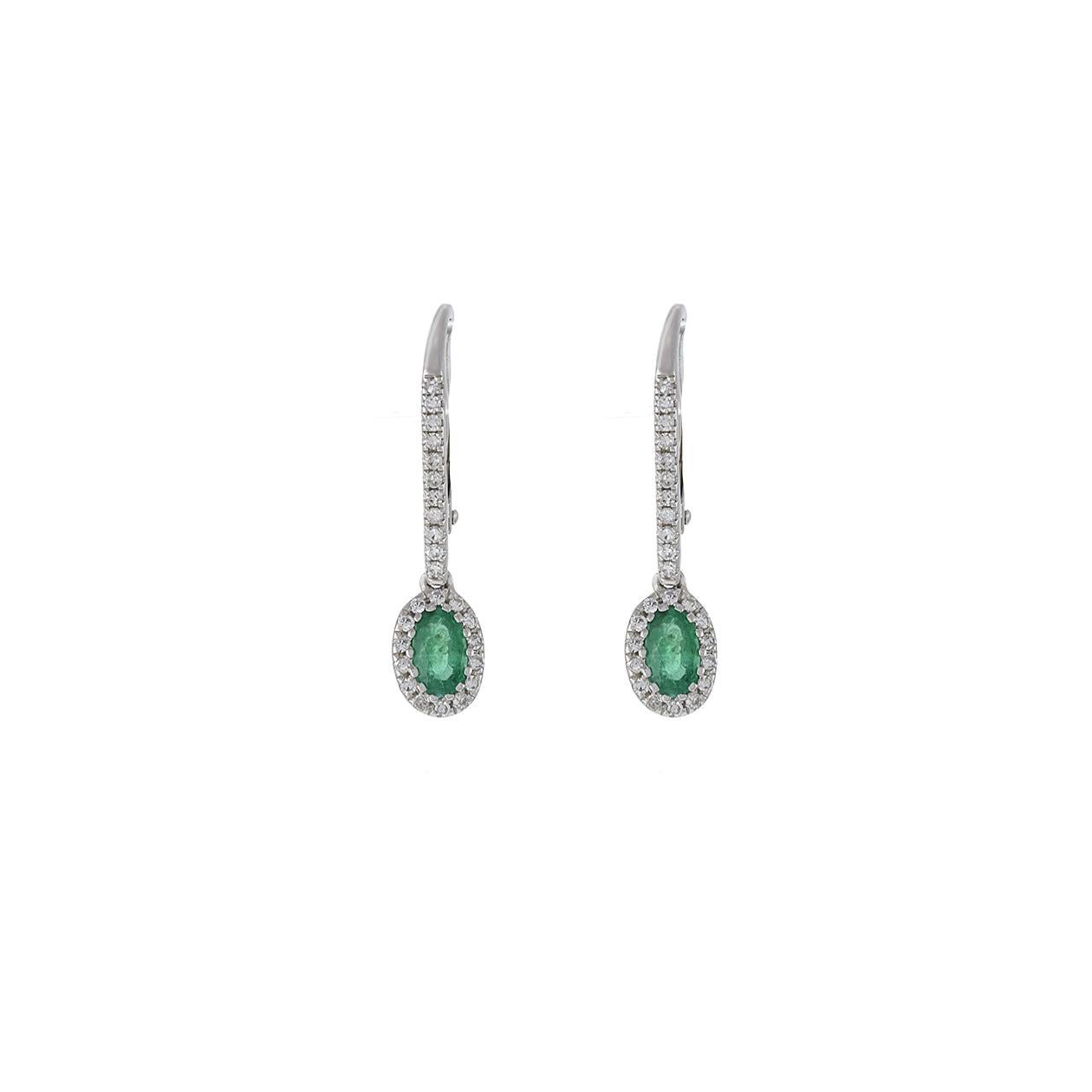 Estos pendientes abrazador de oro blanco de 14 quilates muestran en su centro dos exquisitas esmeraldas verdes auténticas de talla oval, con un peso combinado de 0,39 quilates. Estas vibrantes esmeraldas están elegantemente rodeadas por 0,20