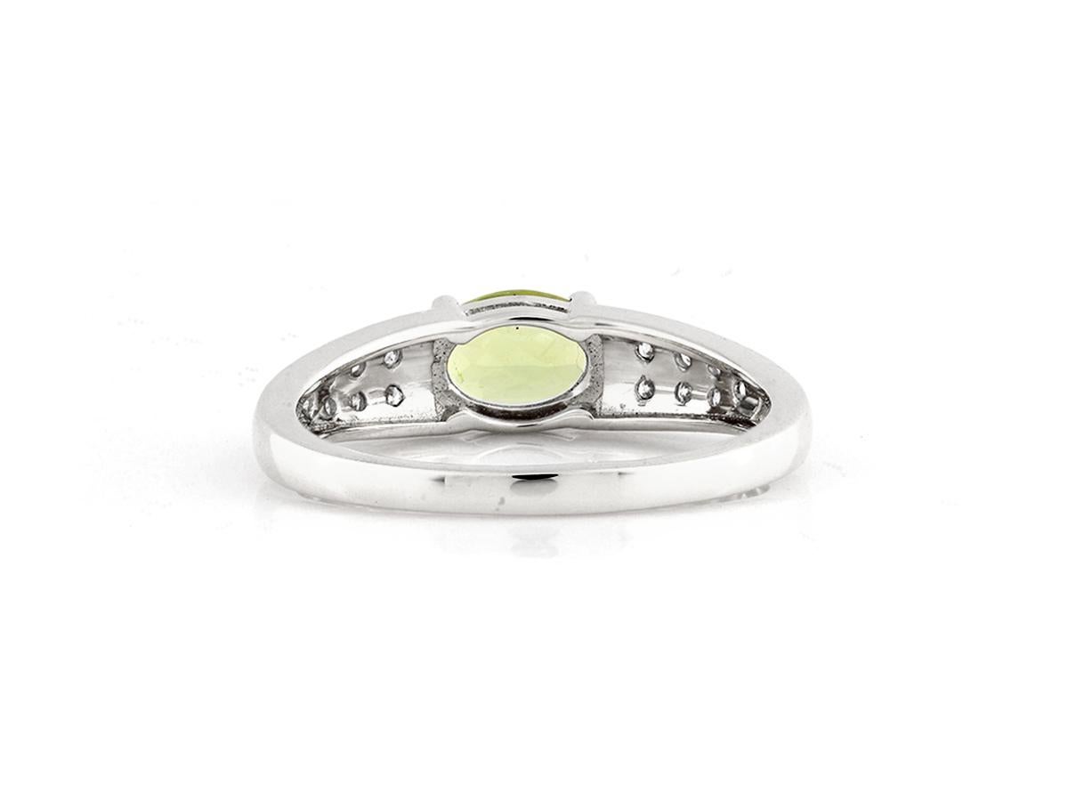 14KT Weißgold Oval Peridot und Diamant Ring (Zeitgenössisch) im Angebot