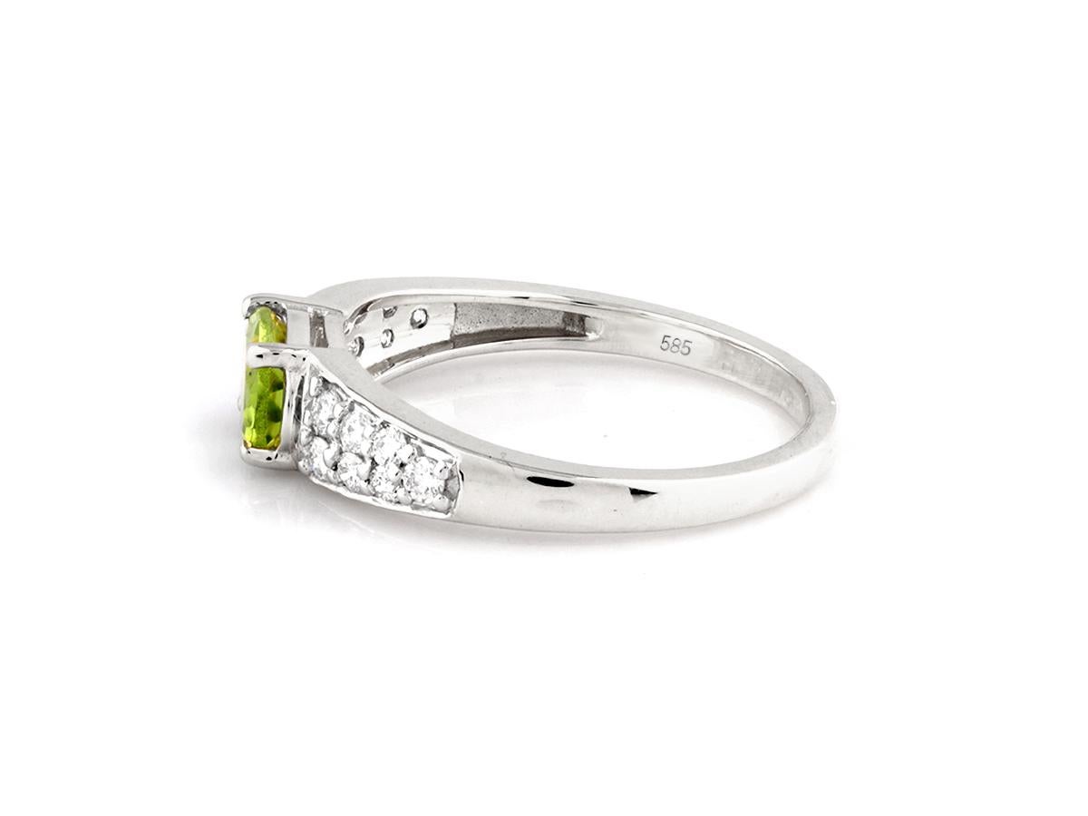 14KT Weißgold Oval Peridot und Diamant Ring (Ovalschliff) im Angebot