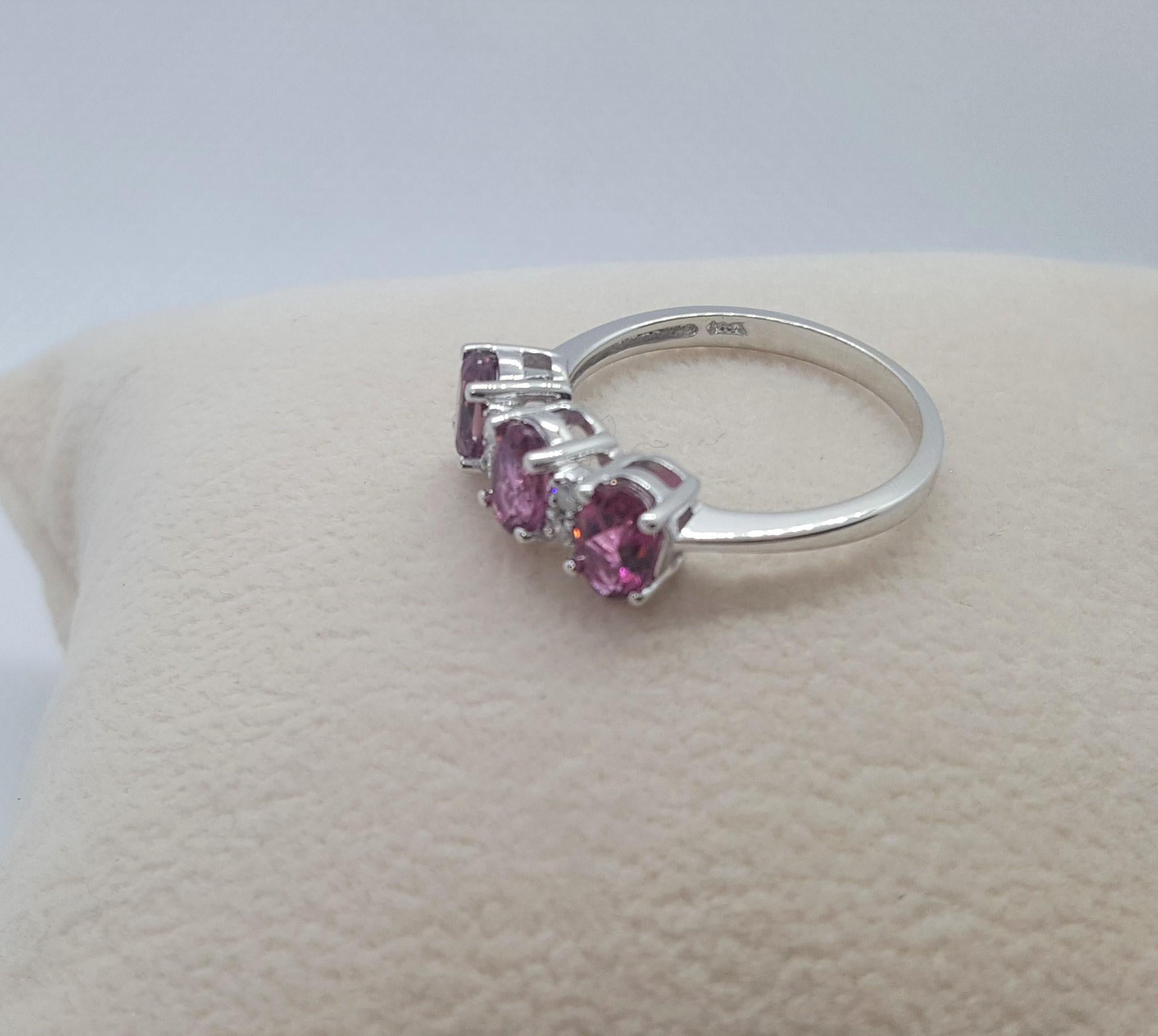 Modern 14kt White Gold Oval Pink Rhodolite Round Brilliant Diamond Ring For Sale